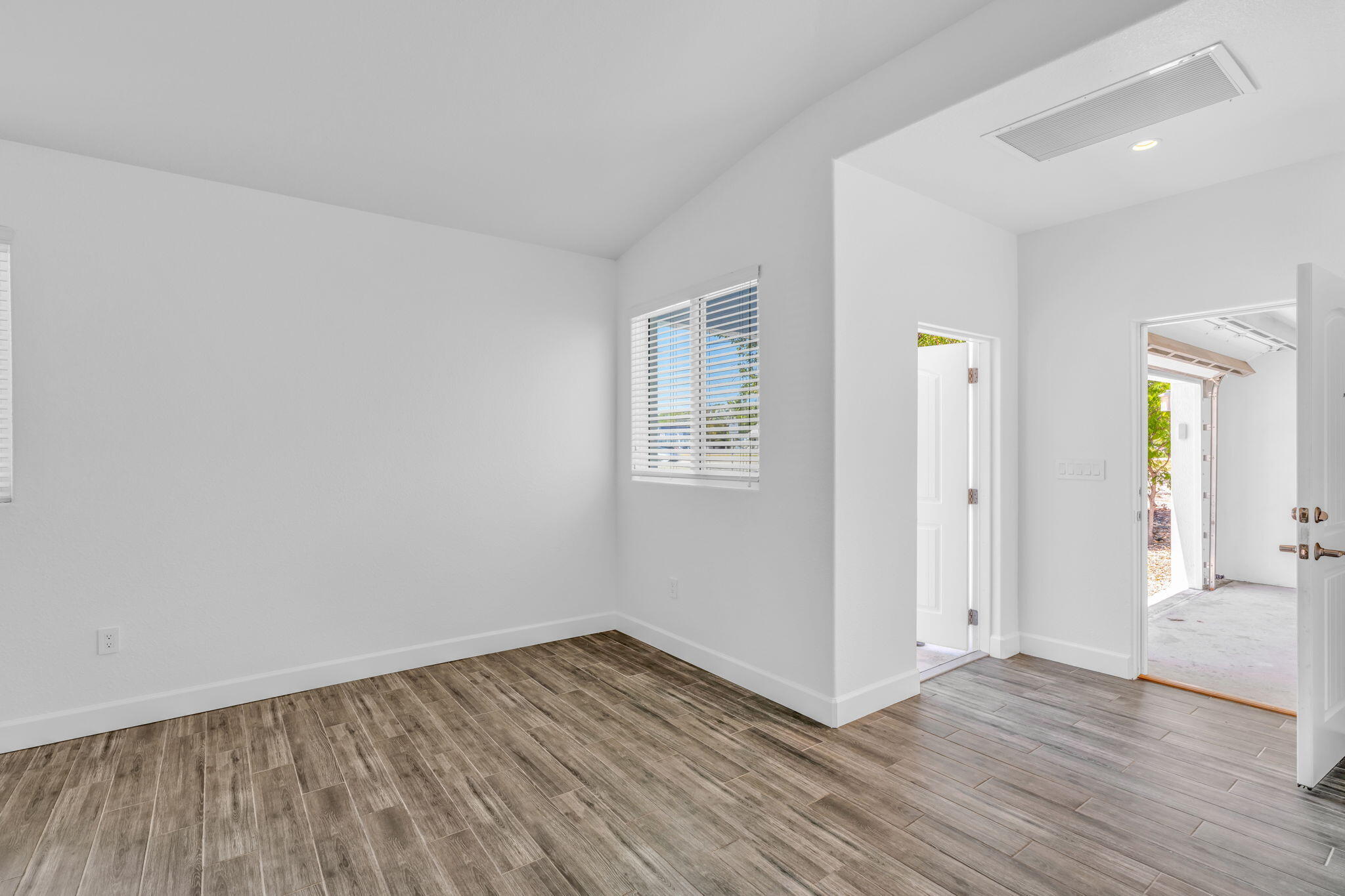407 Collins Street Property Photo 8