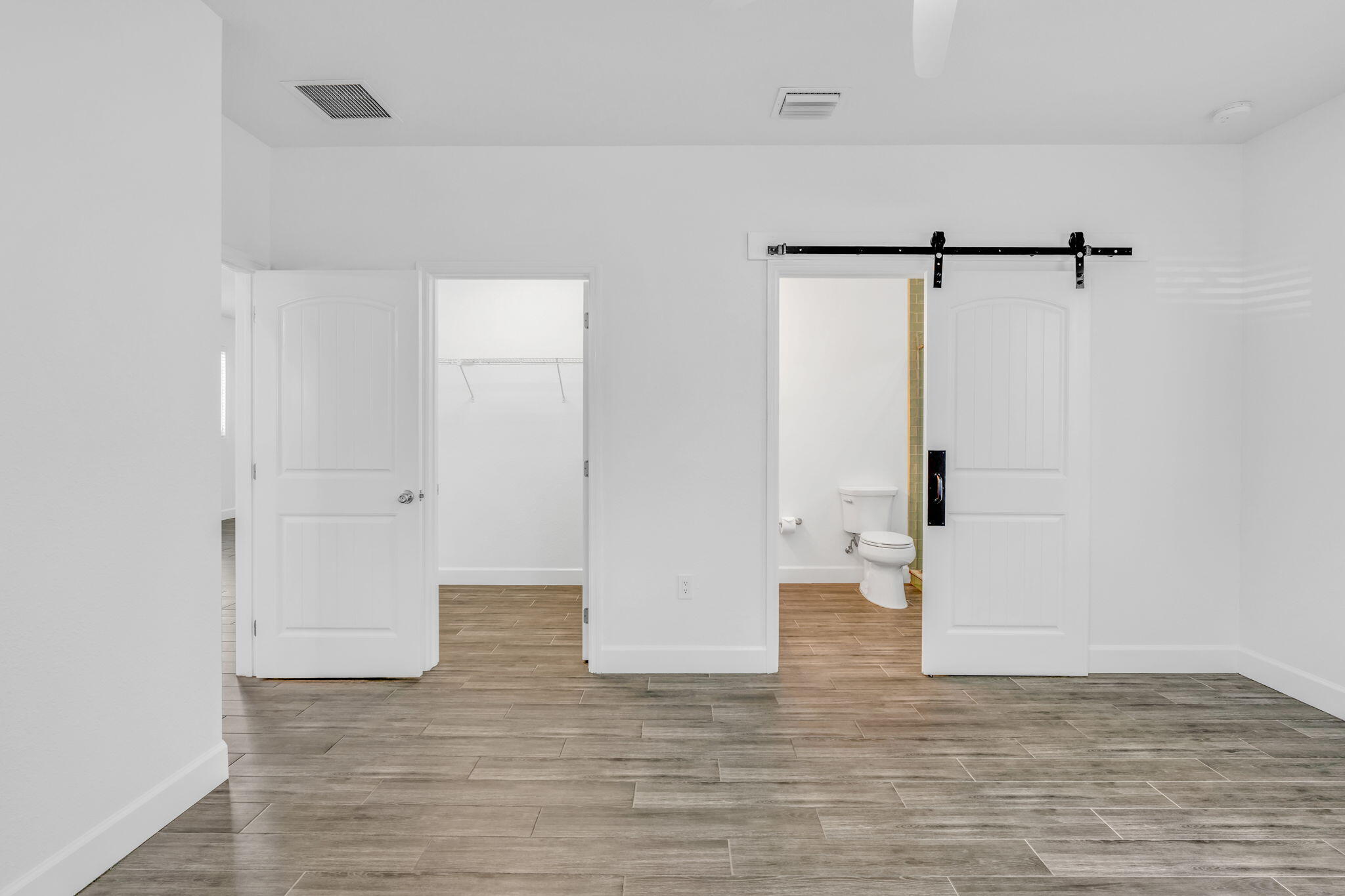 407 Collins Street Property Photo 13