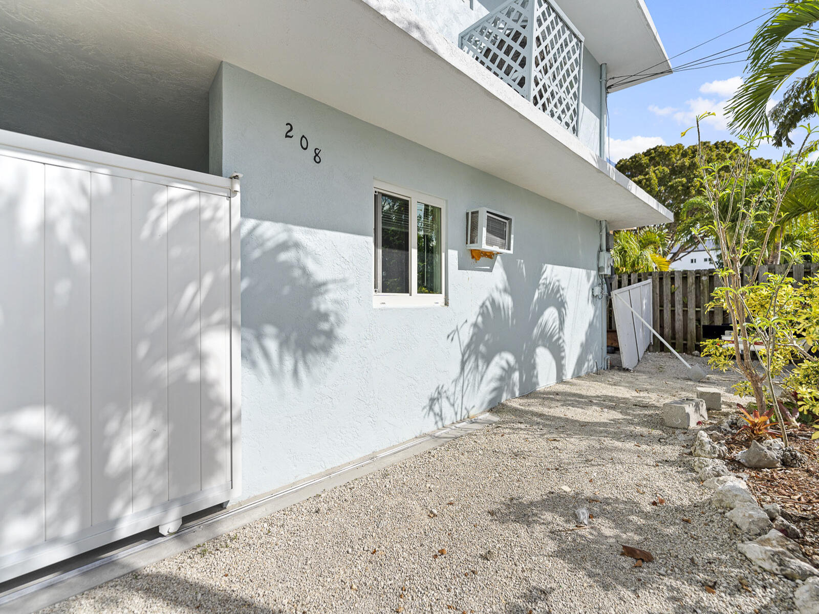 208 S Coconut Palm Boulevard Property Photo 9