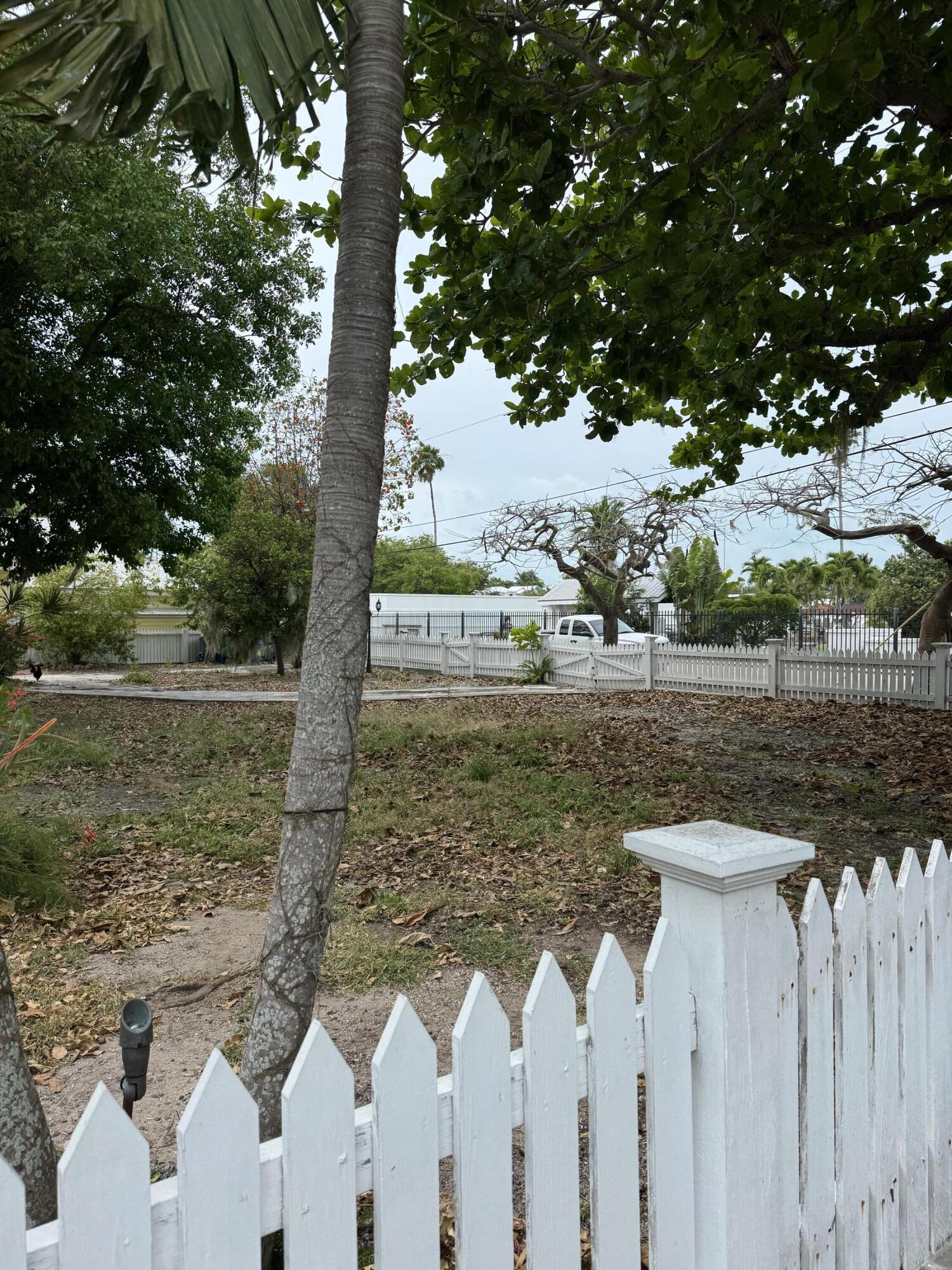 1102 Petronia Street Property Photo 2