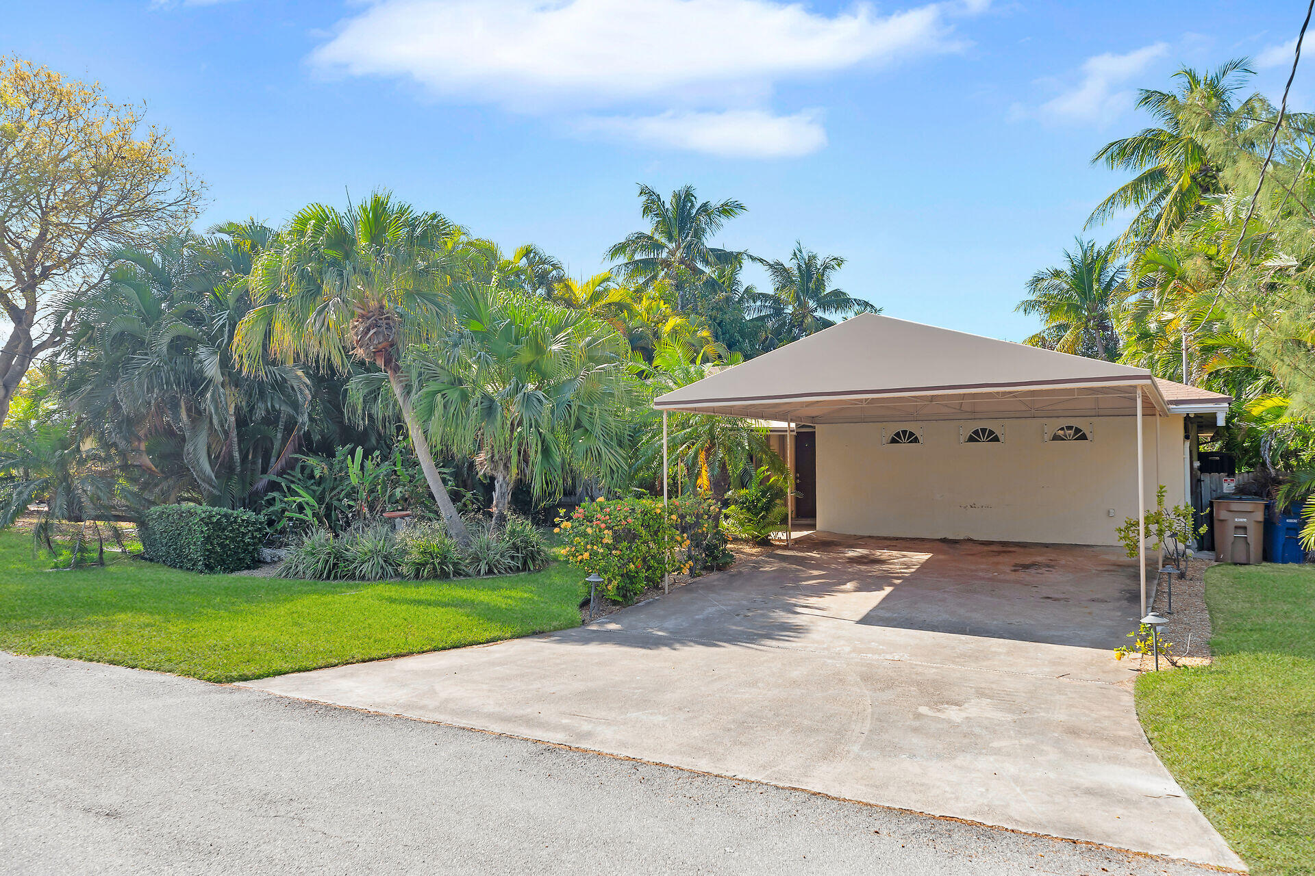 115 N Bahama Drive Property Photo 1