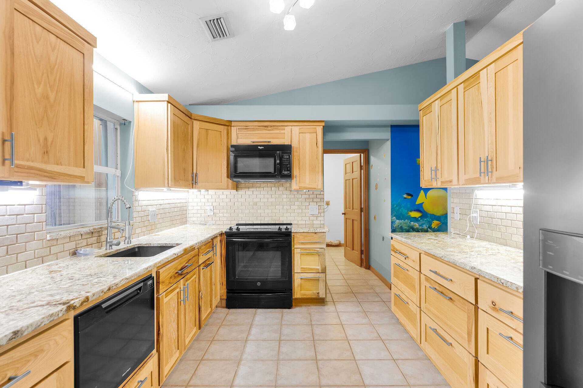 115 N Bahama Drive Property Photo 6