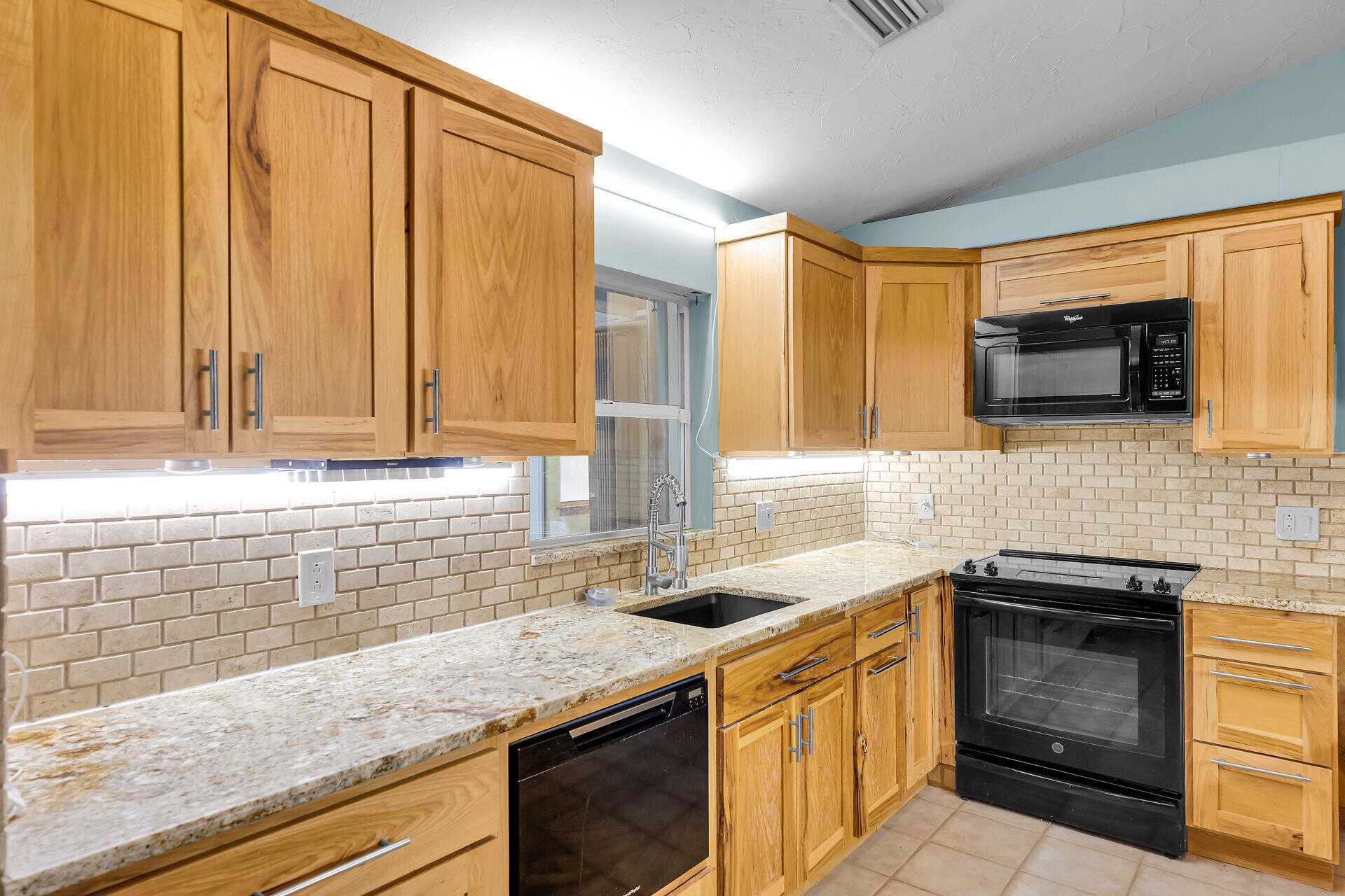 115 N Bahama Drive Property Photo 7