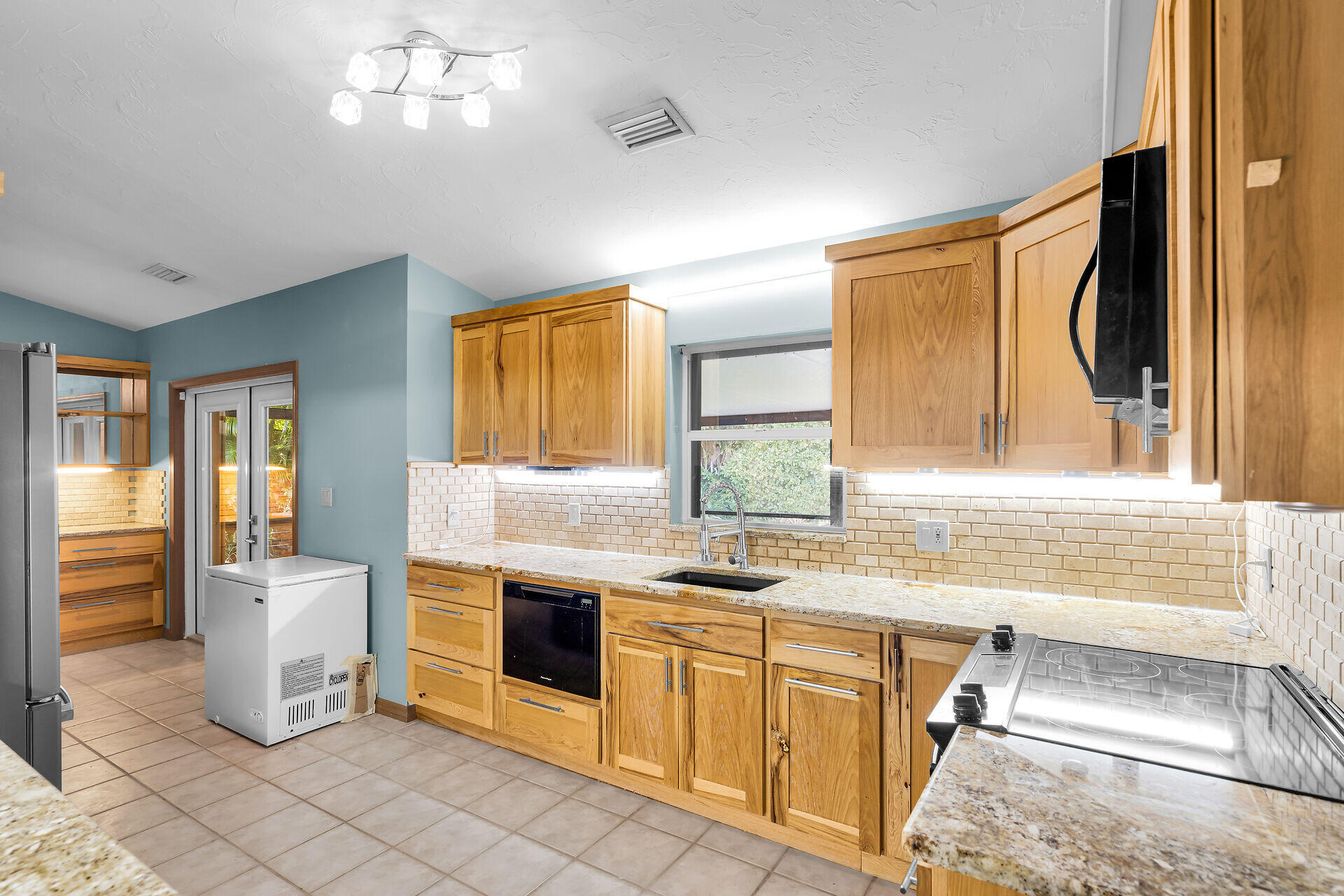 115 N Bahama Drive Property Photo 8