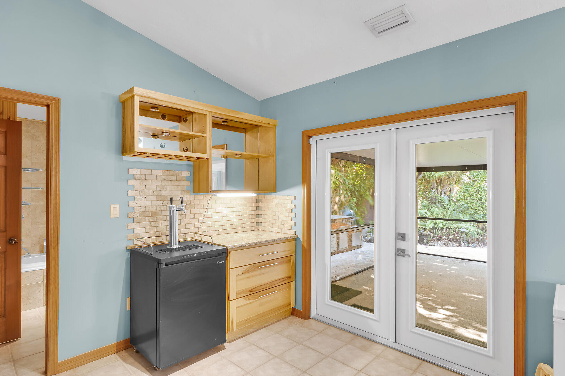 115 N Bahama Drive Property Photo 10