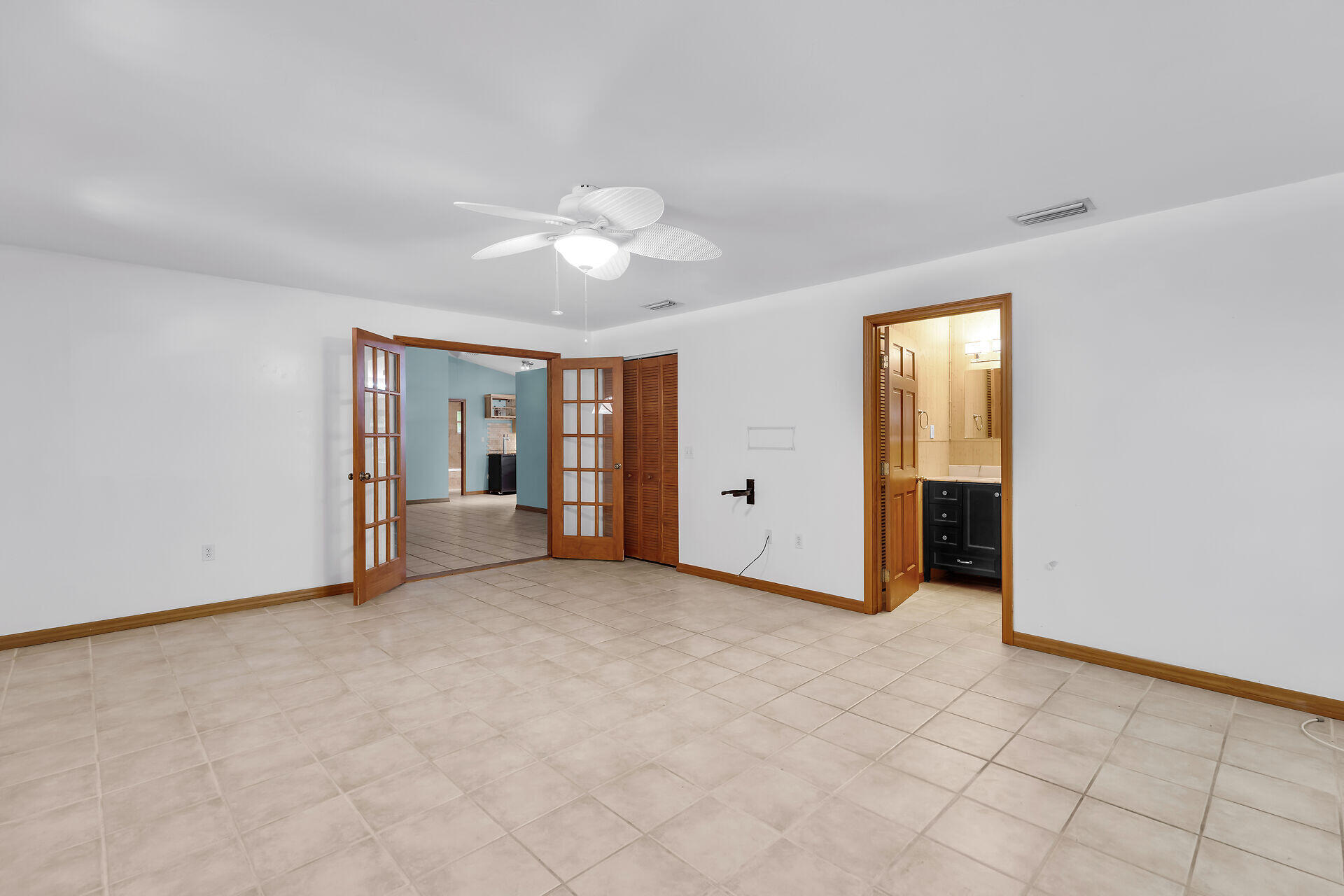 115 N Bahama Drive Property Photo 12