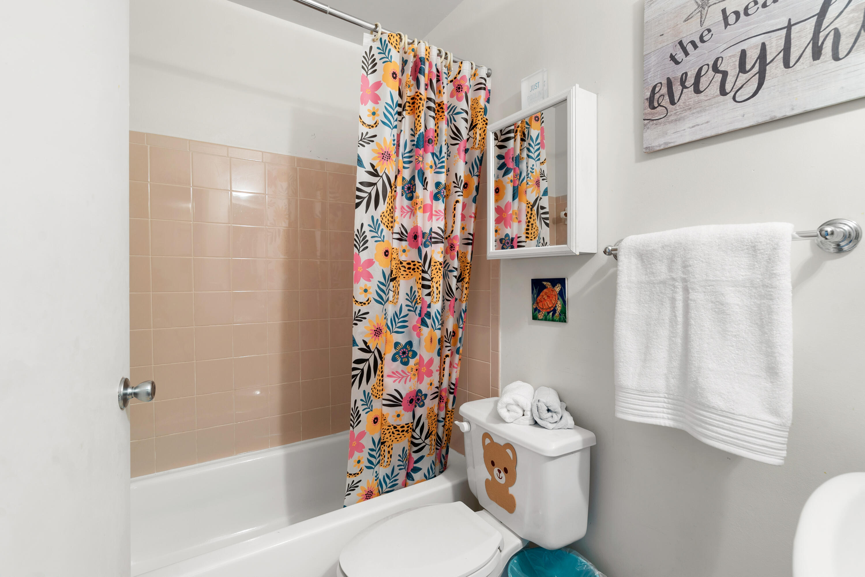 9842 Leeward Avenue Property Photo 23