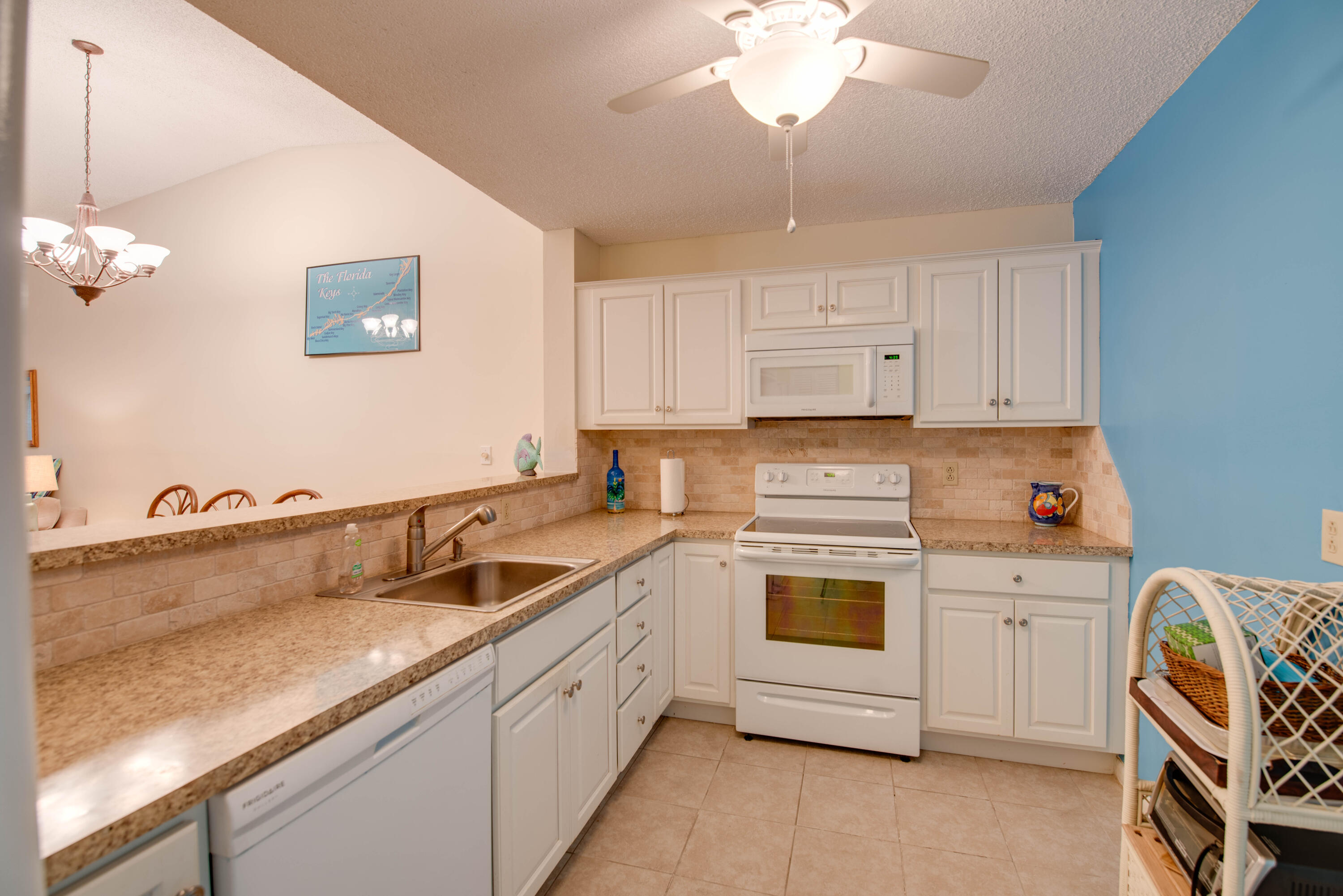 9867 Leeward Avenue Property Photo 8