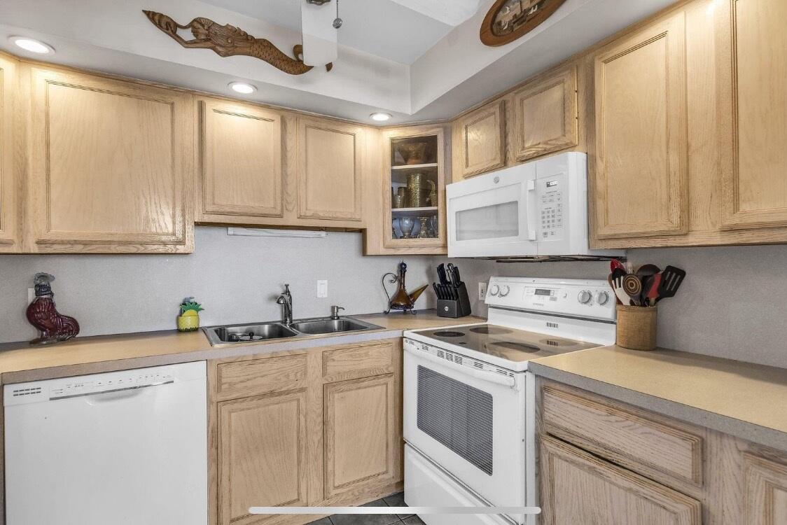 2000 Coco Plum Drive, 603 Property Photo 9