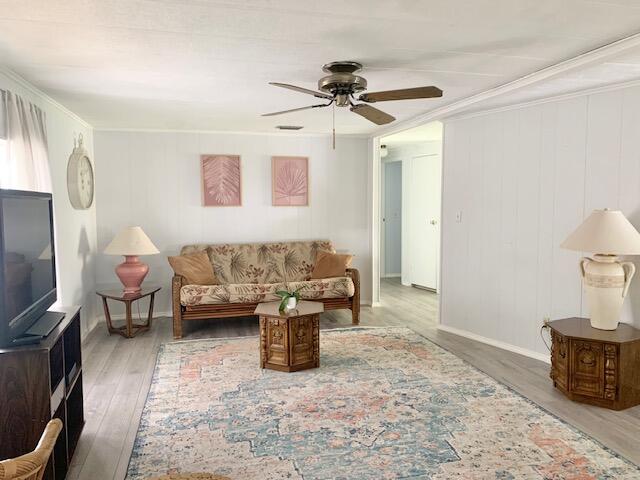 811 S Emerald Drive Property Photo 7