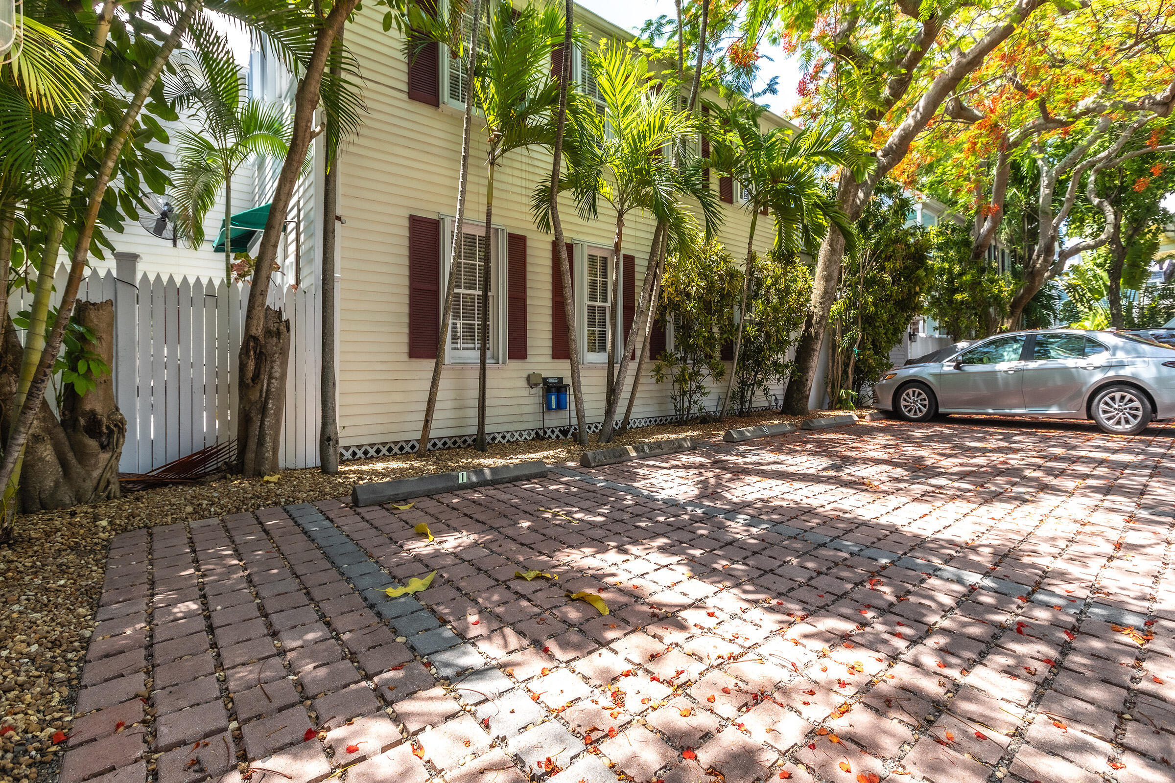 606 Truman Avenue, 1 Property Photo 21
