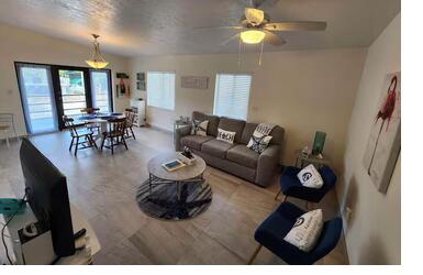 137 Pacific Avenue Property Photo 4