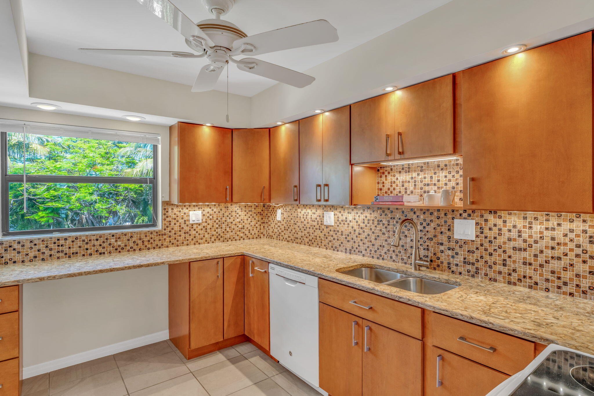 601 W Ocean Drive, 414d Property Photo 14