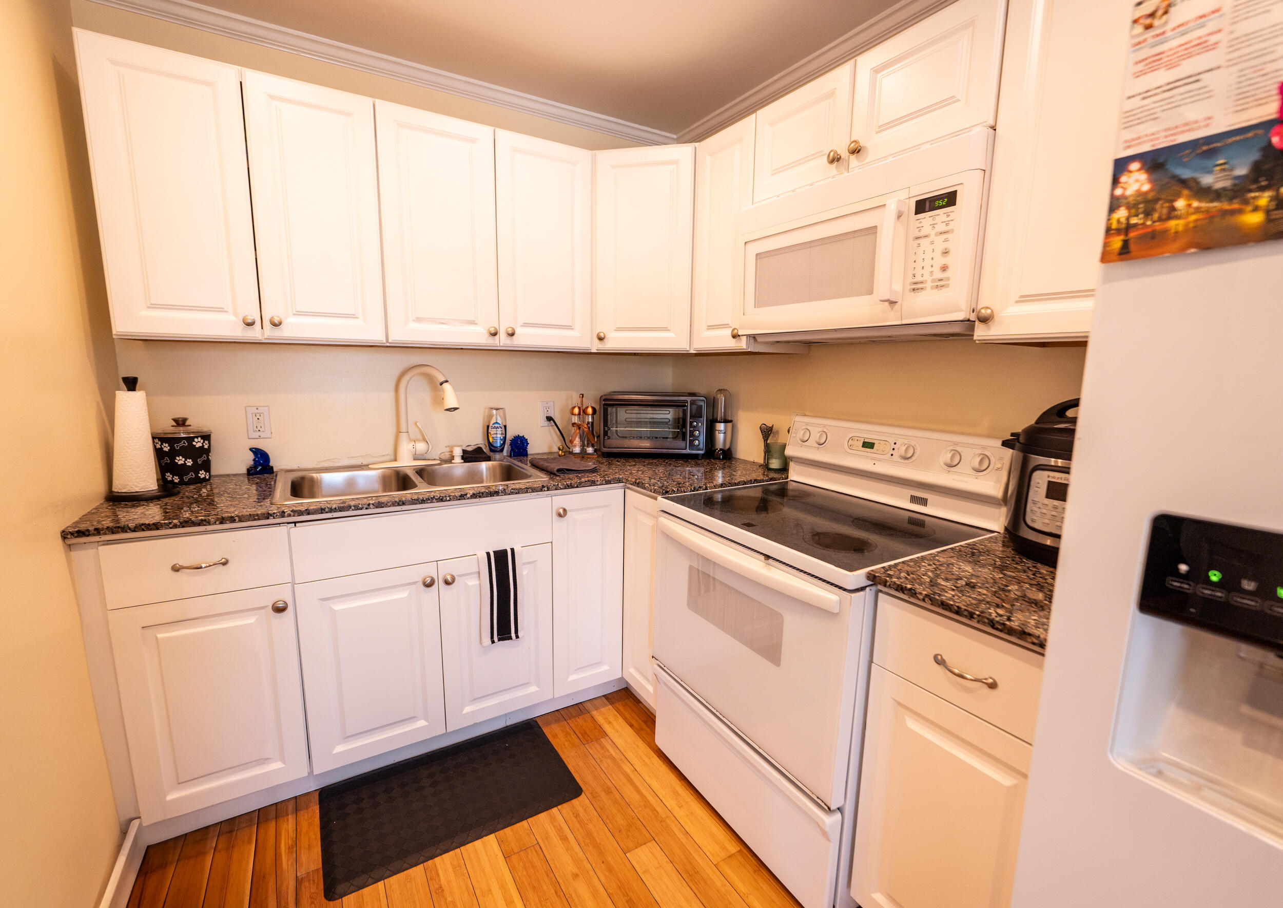 1124 Catherine Street, 201 Property Photo 7
