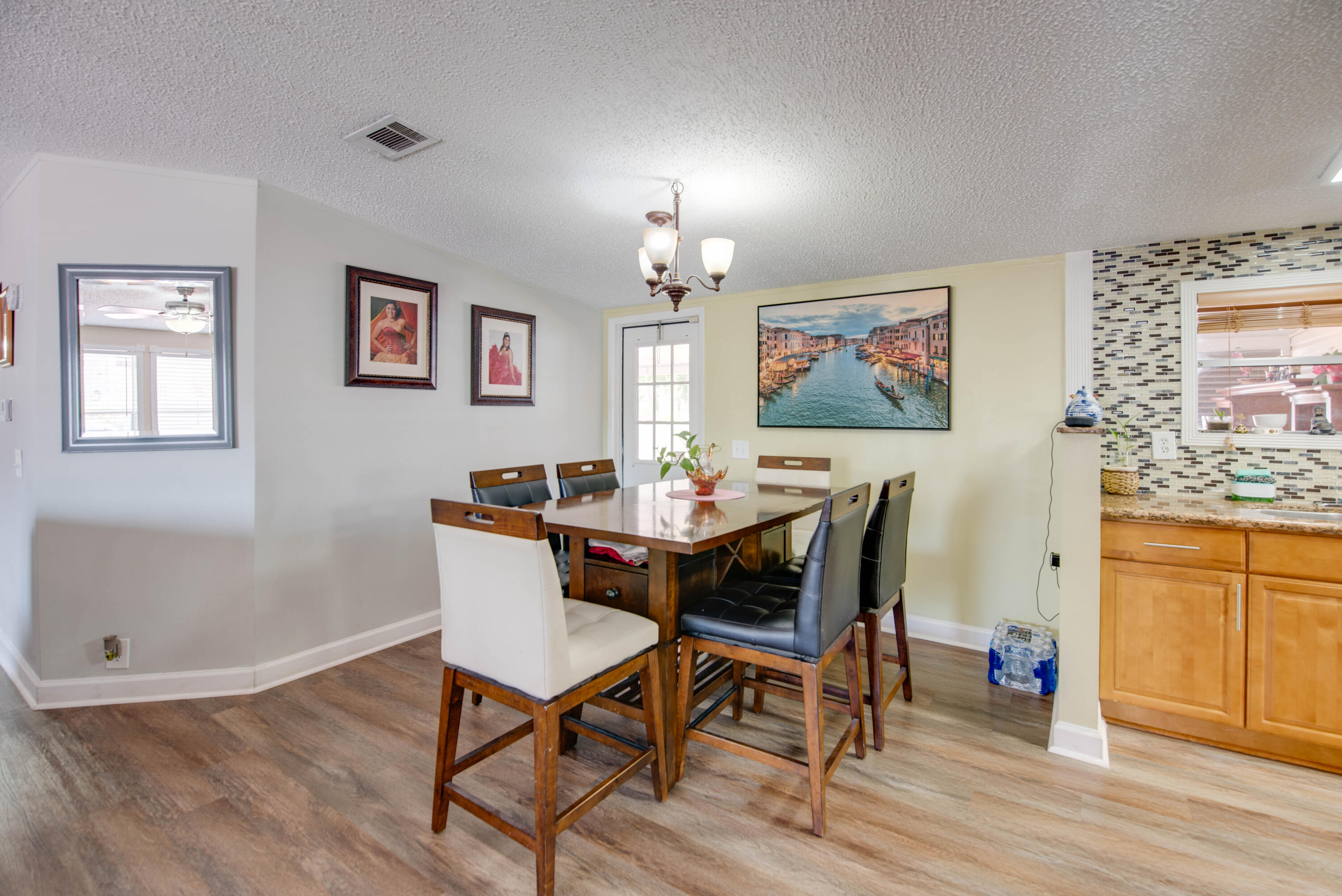 6460 Sunshine Street Property Photo 6