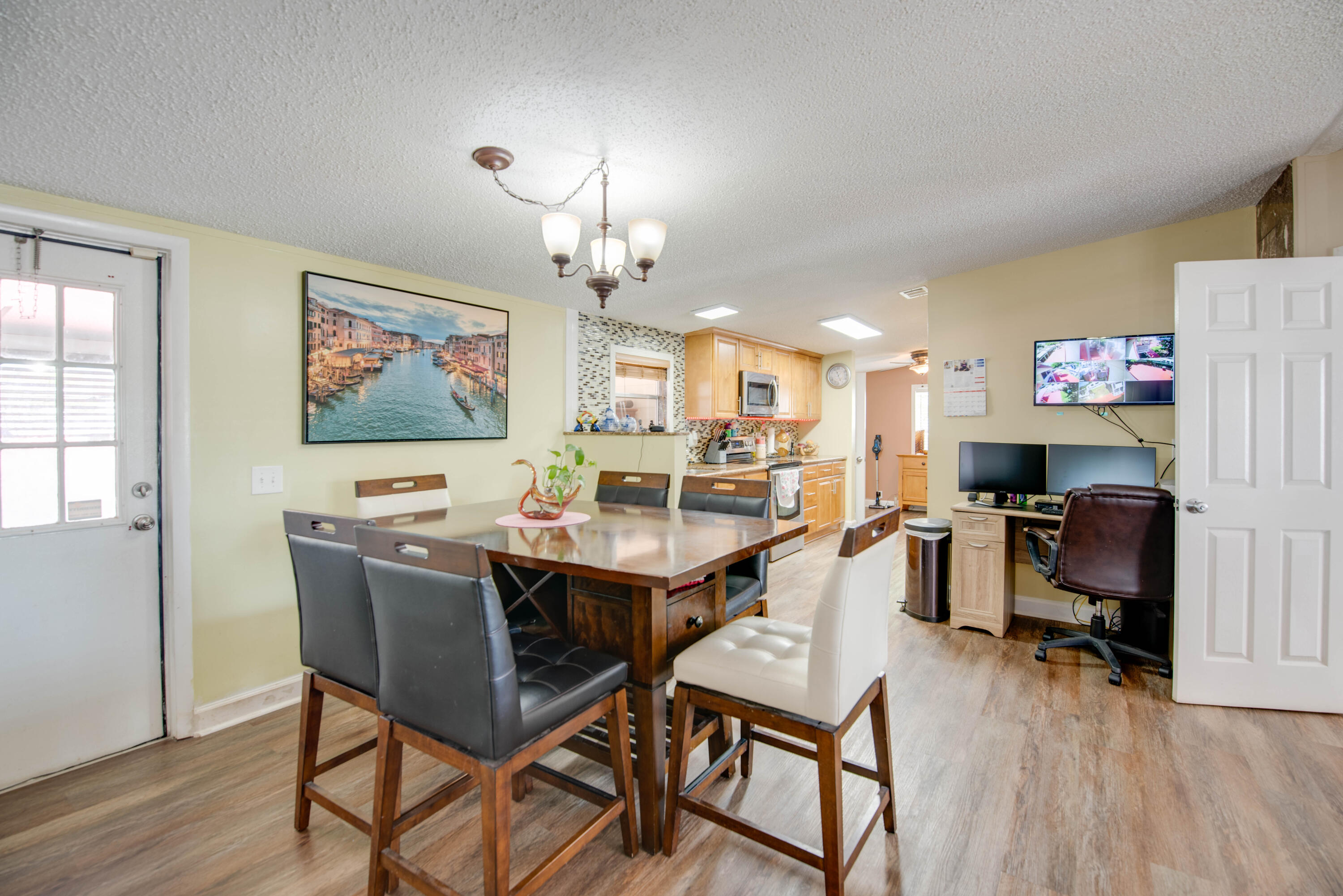 6460 Sunshine Street Property Photo 7