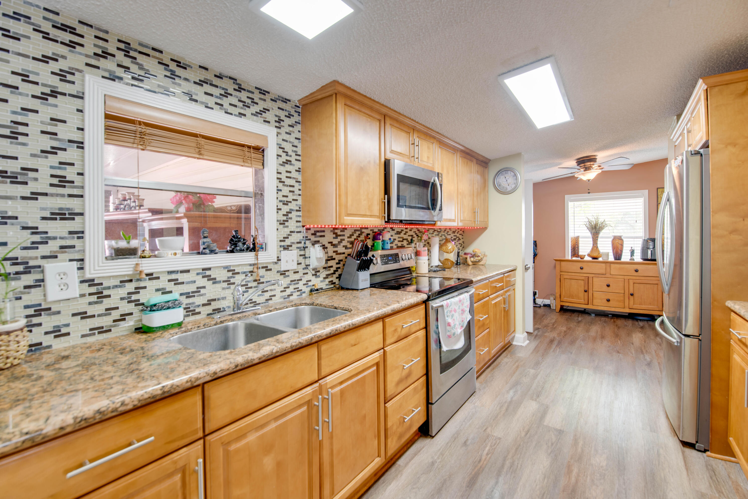 6460 Sunshine Street Property Photo 8