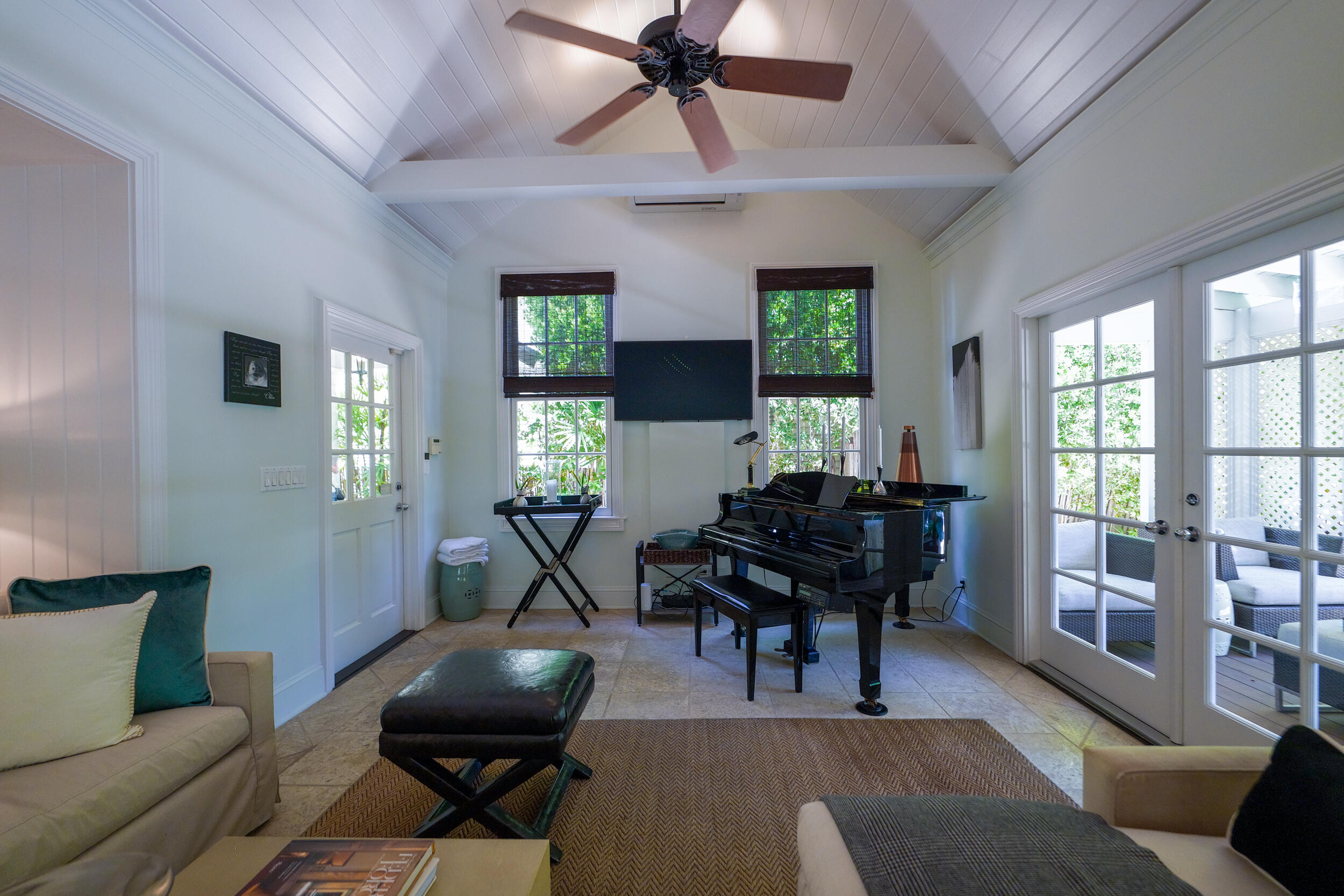 1414 Angela Street Property Photo 4