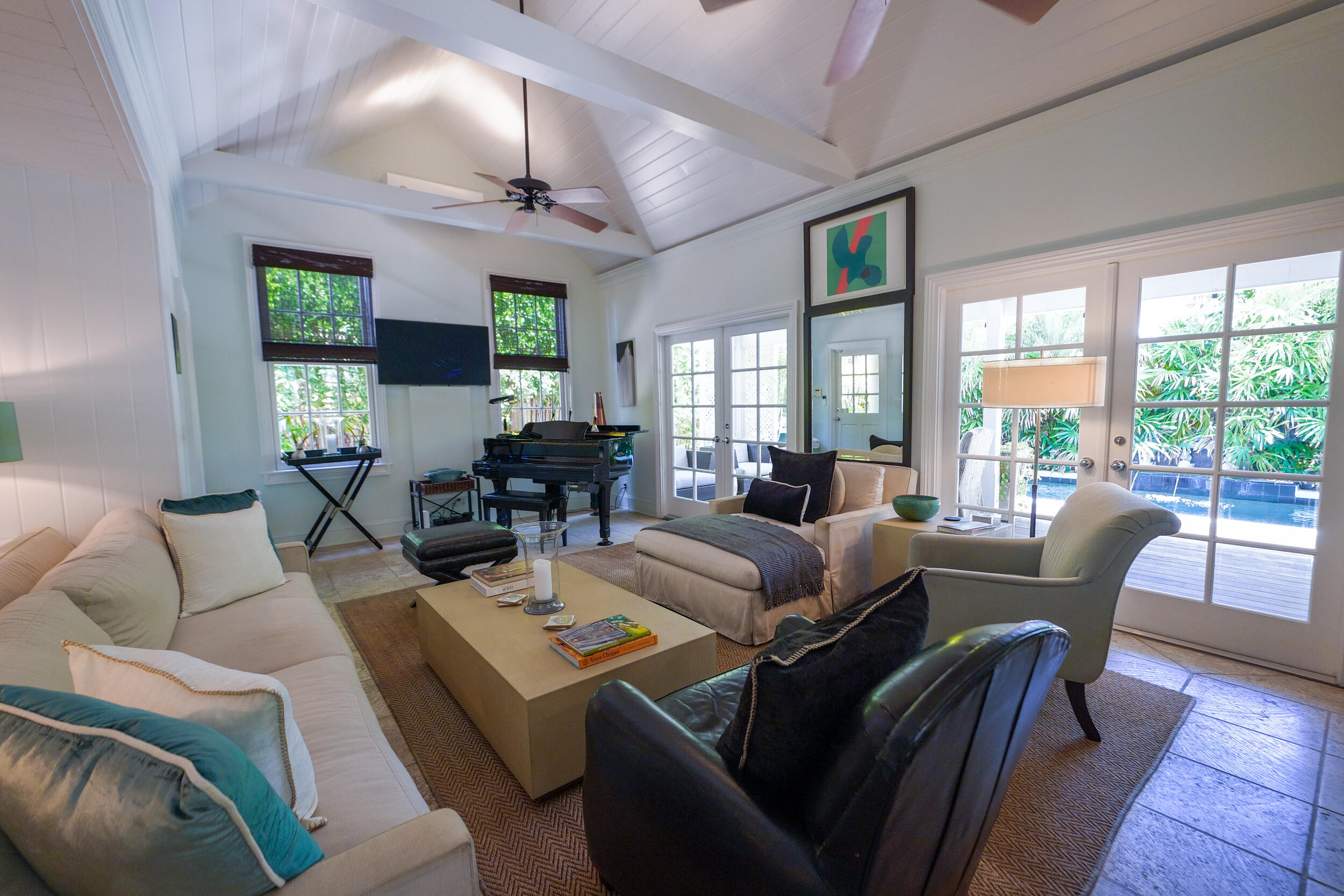 1414 Angela Street Property Photo 5