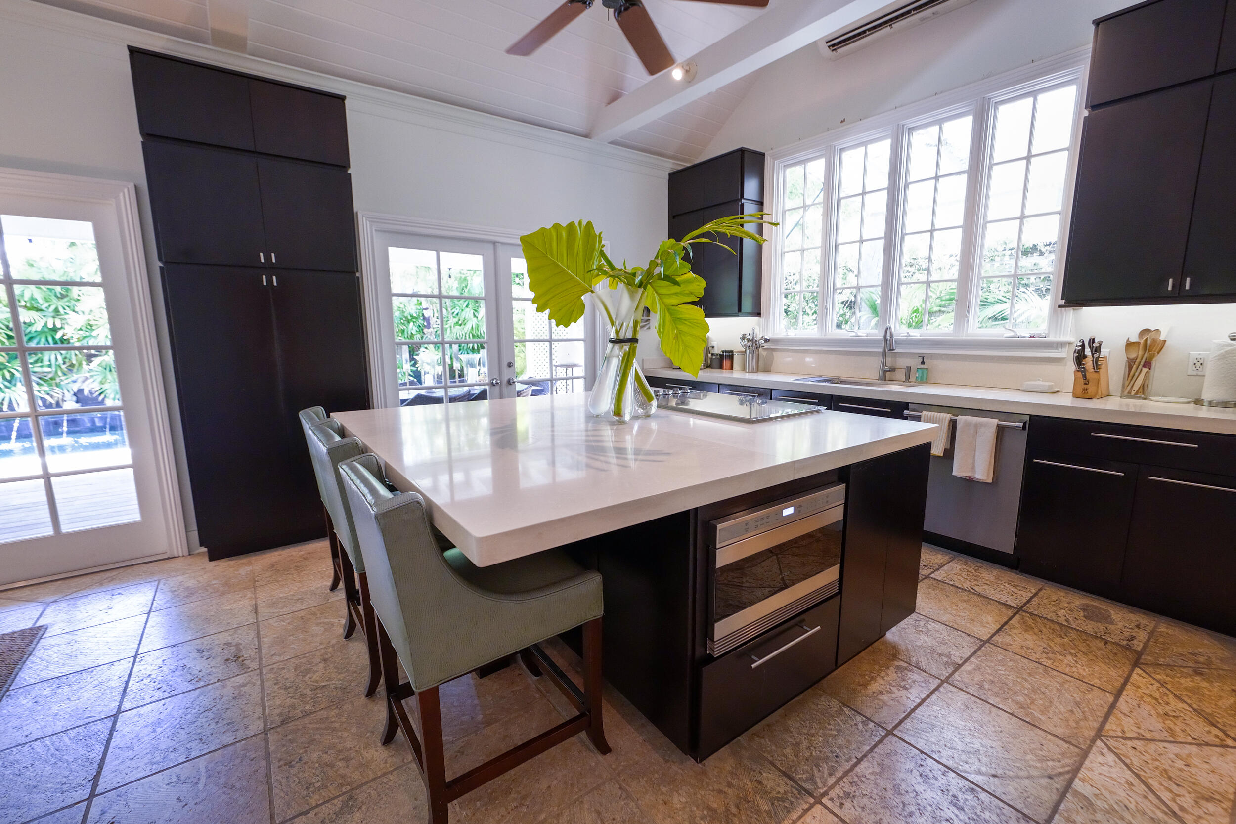 1414 Angela Street Property Photo 6