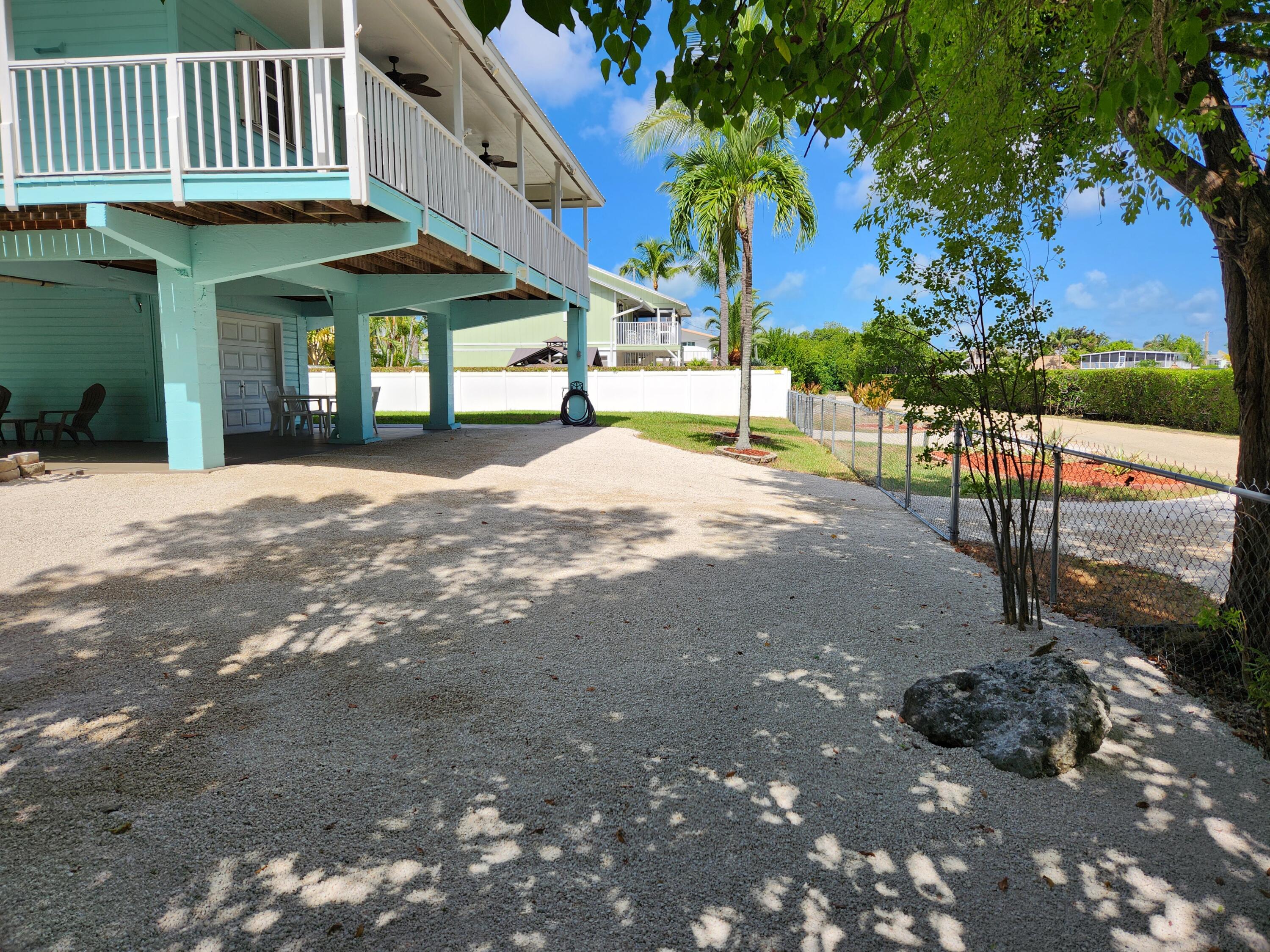 695 N Lake Drive Property Photo 4