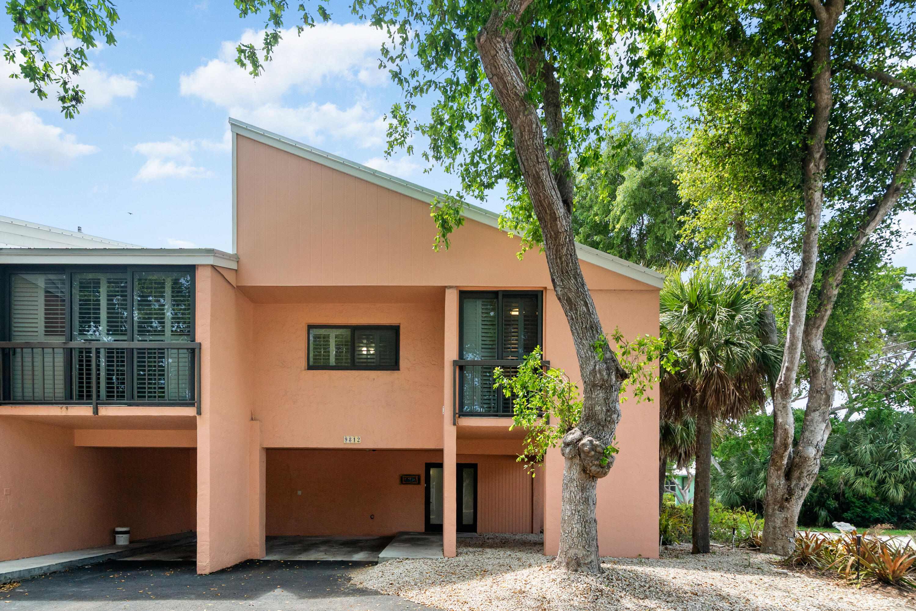 9812 Windward Avenue Property Photo 4