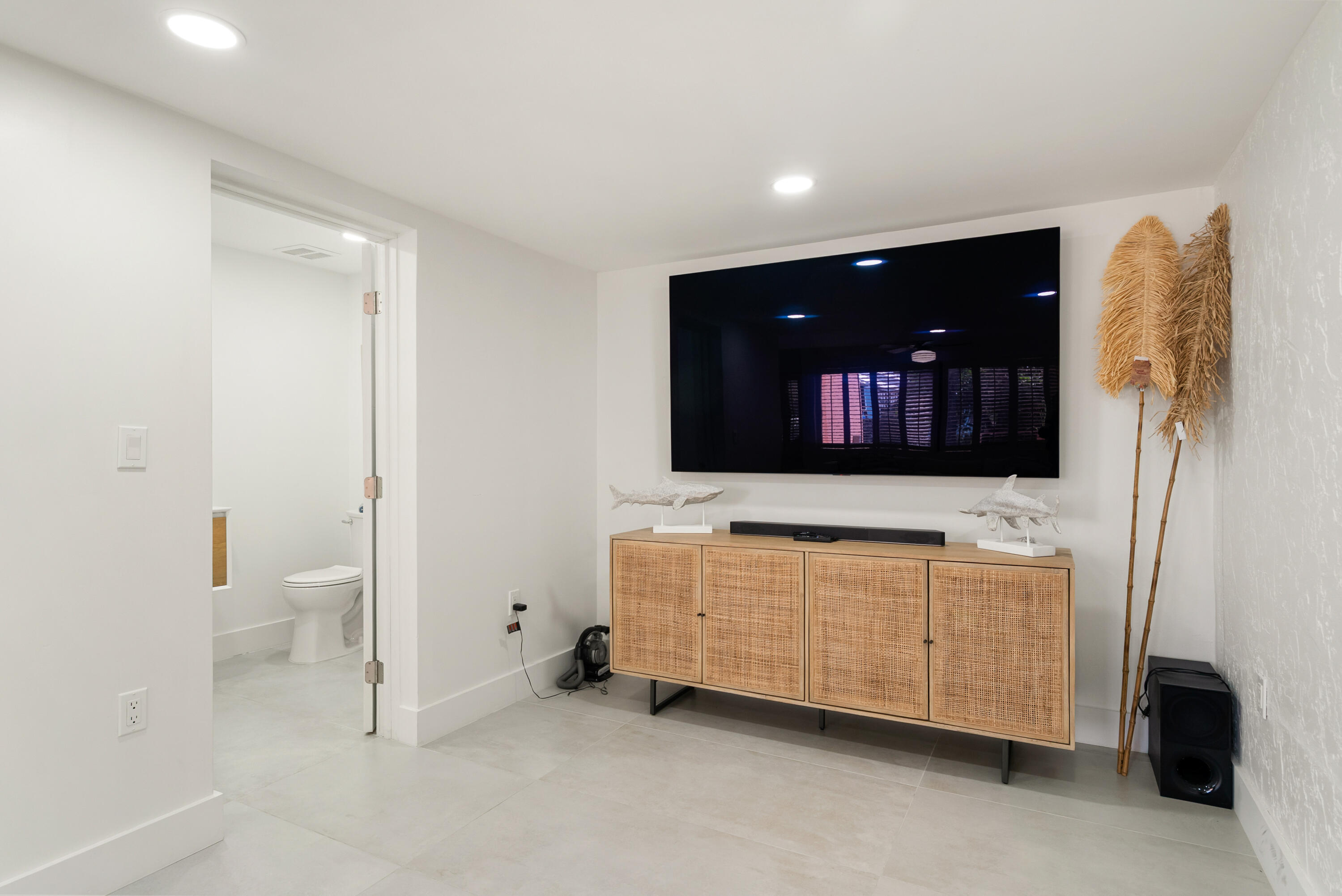 9812 Windward Avenue Property Photo 10