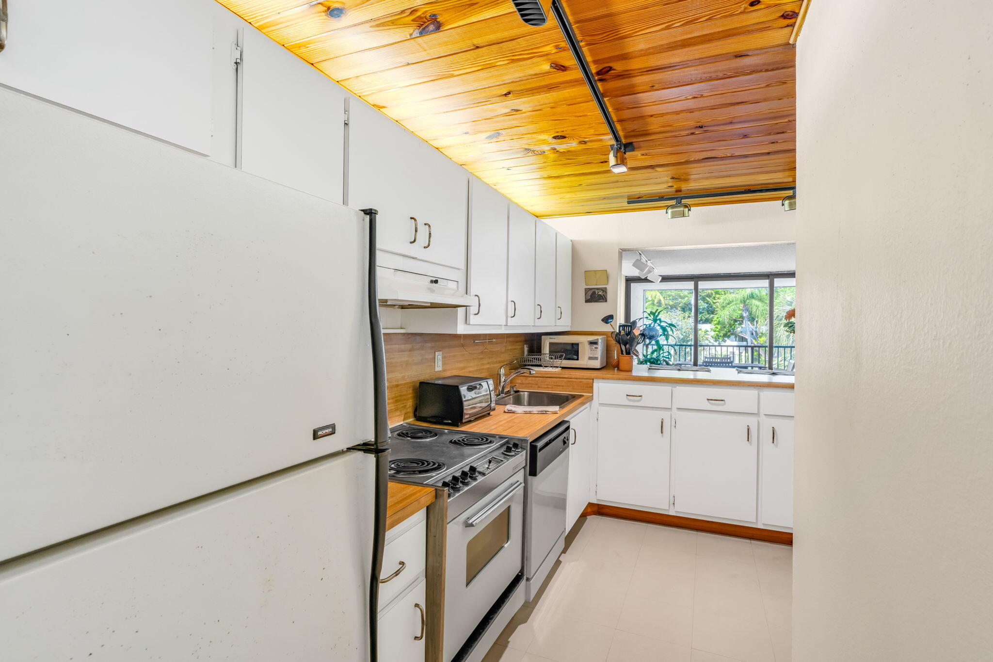 104350 Overseas Highway, B203 Property Photo 5