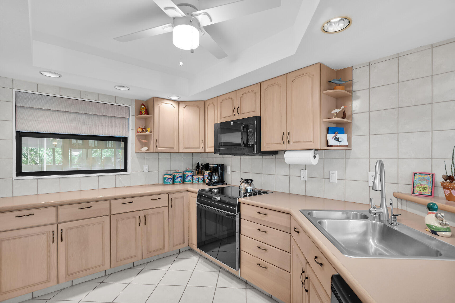 601 W Ocean Drive, 209d Property Photo 9