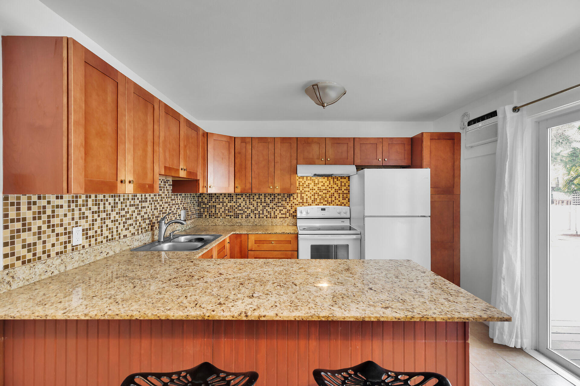 3218 Harriet Avenue Property Photo 5
