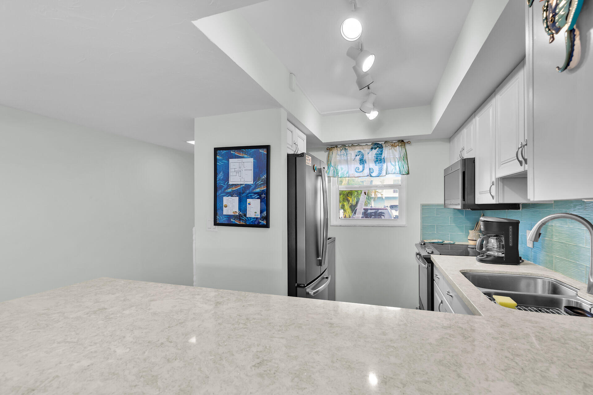 389 N Anglers Drive, 105 Property Photo 6