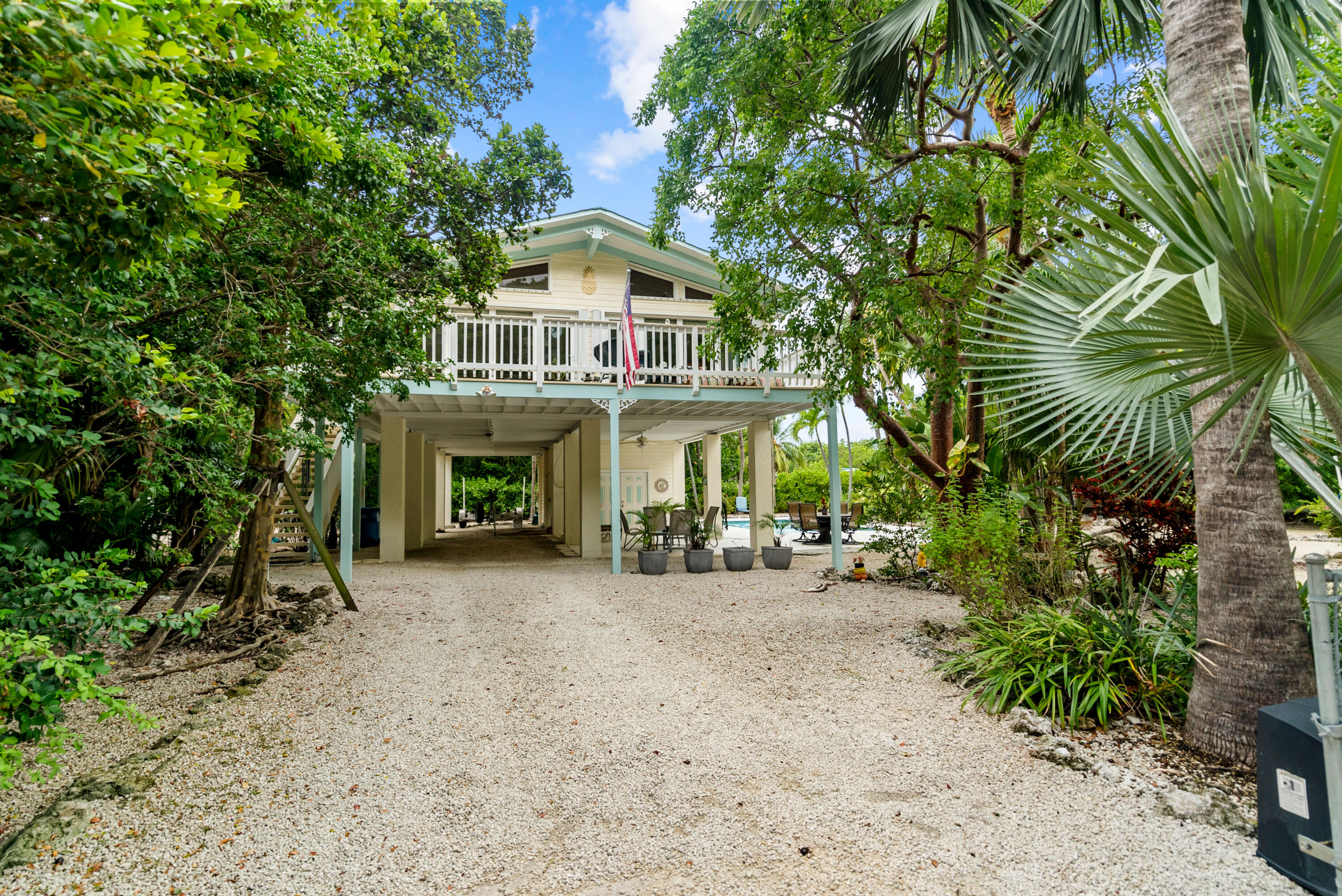 158 Tampa Drive Property Photo 3