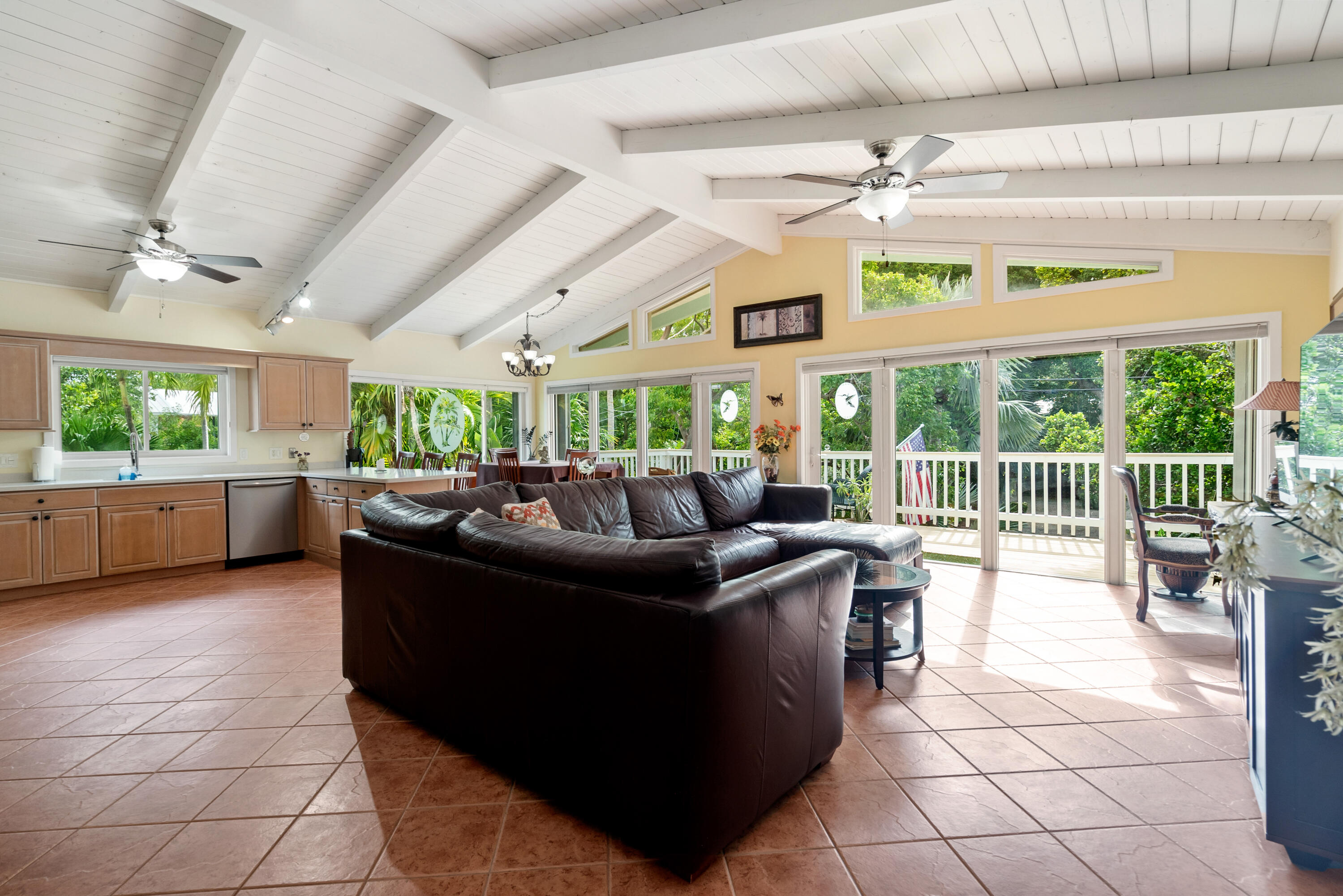 158 Tampa Drive Property Photo 8