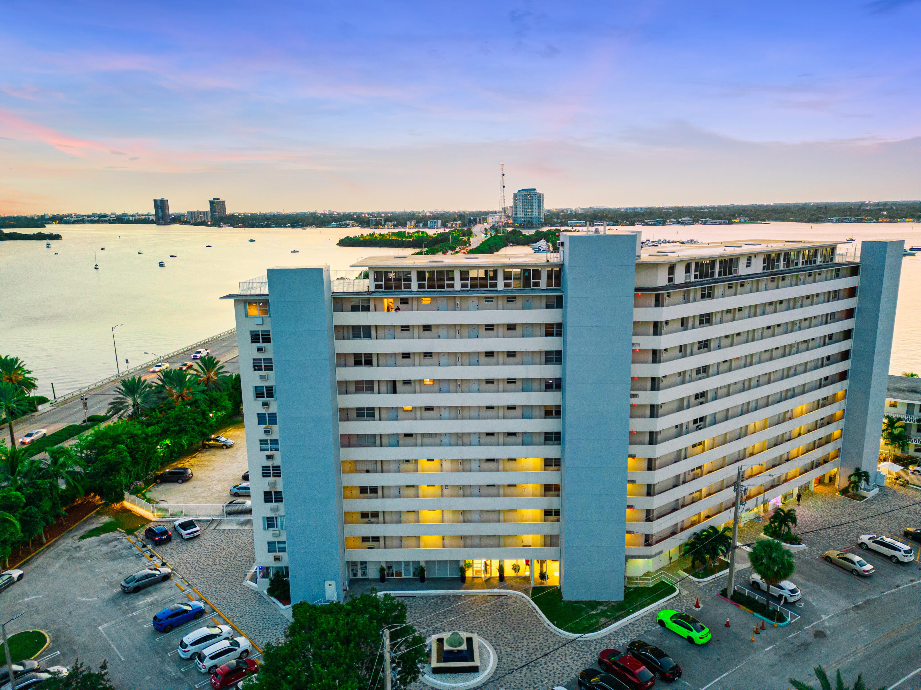 7904 West Drive, 1016