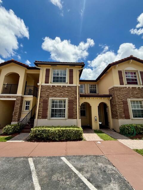 1575 NE 33rd Avenue, 107 Property Photo 1