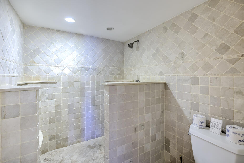 1133 W Ocean Drive 13 Property Photo 24