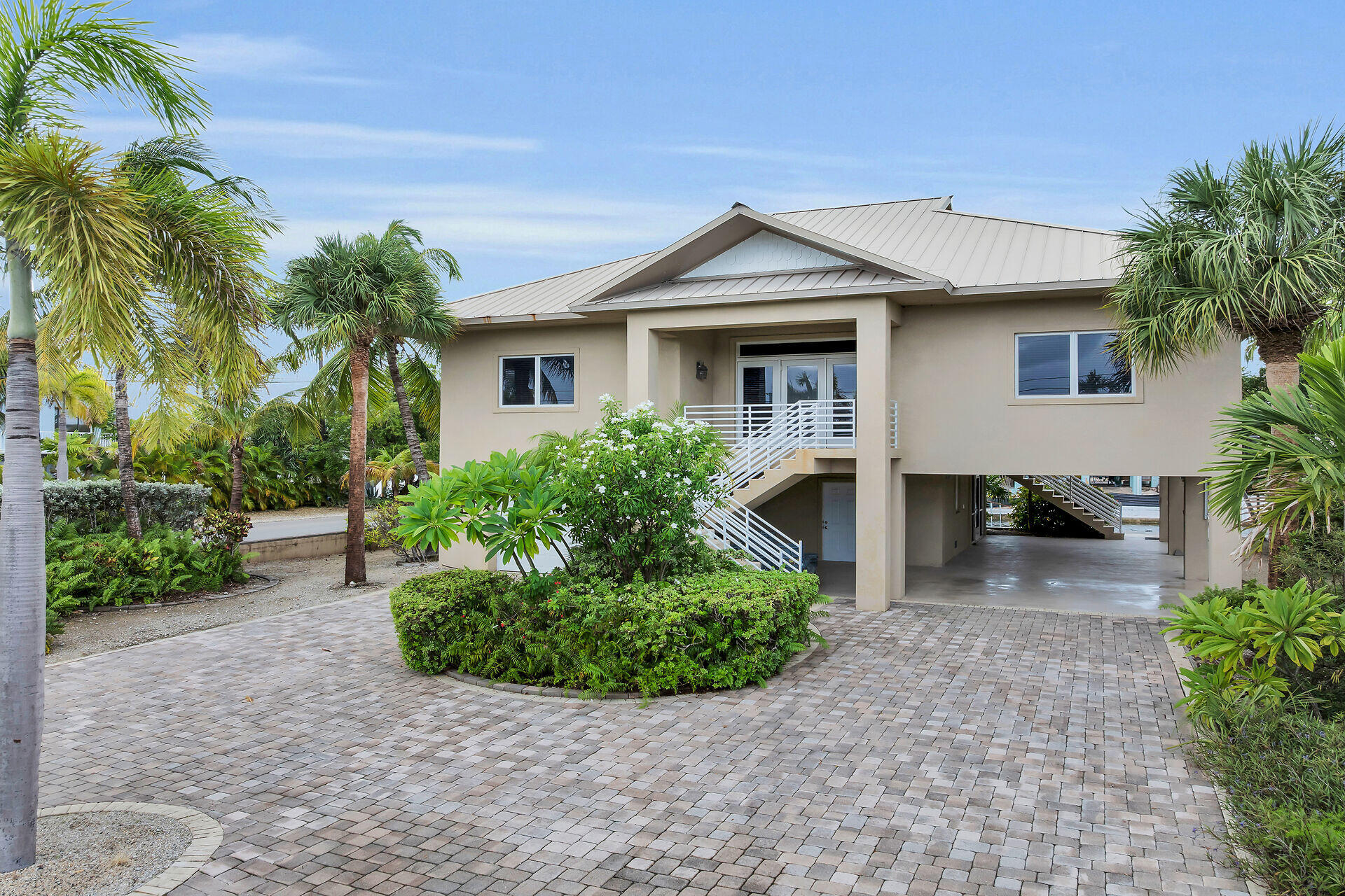 860 Lagoon Drive Property Photo 2