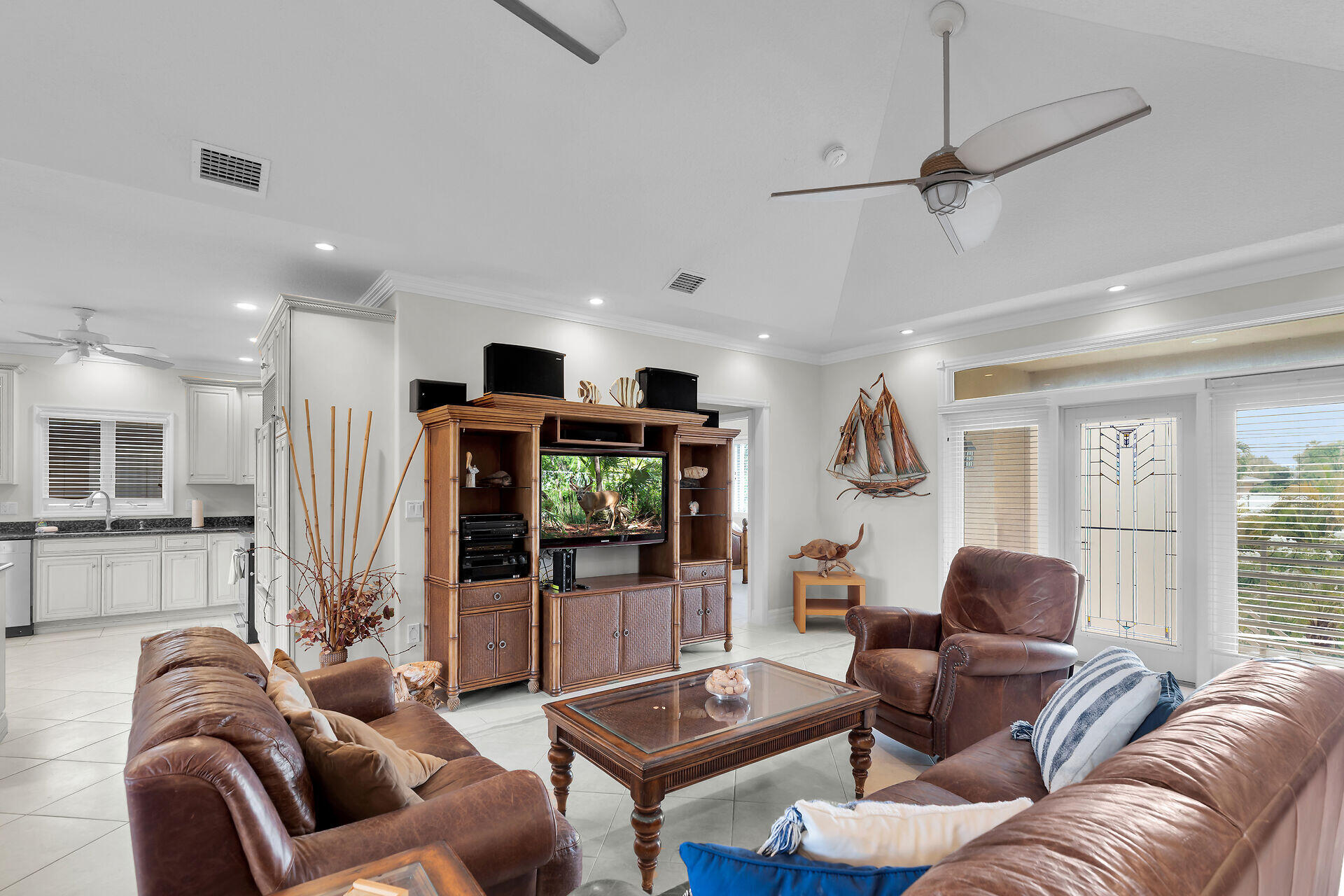 860 Lagoon Drive Property Photo 8
