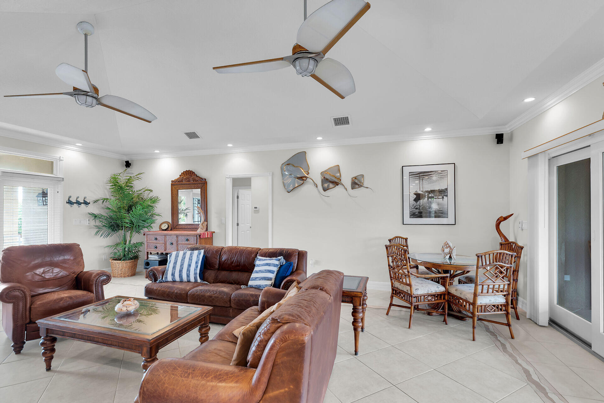 860 Lagoon Drive Property Photo 11