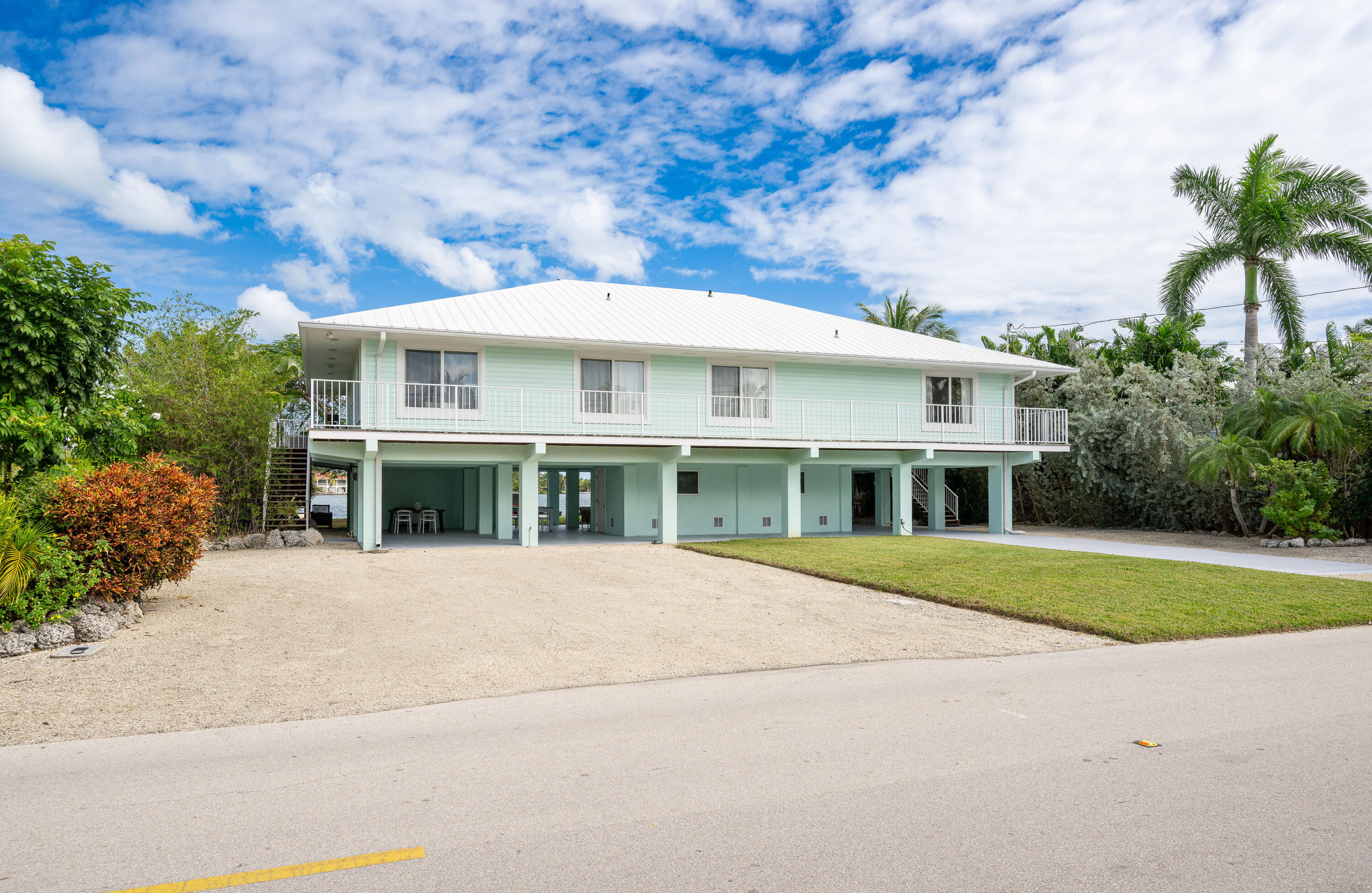 205 S Point Drive Property Photo 2