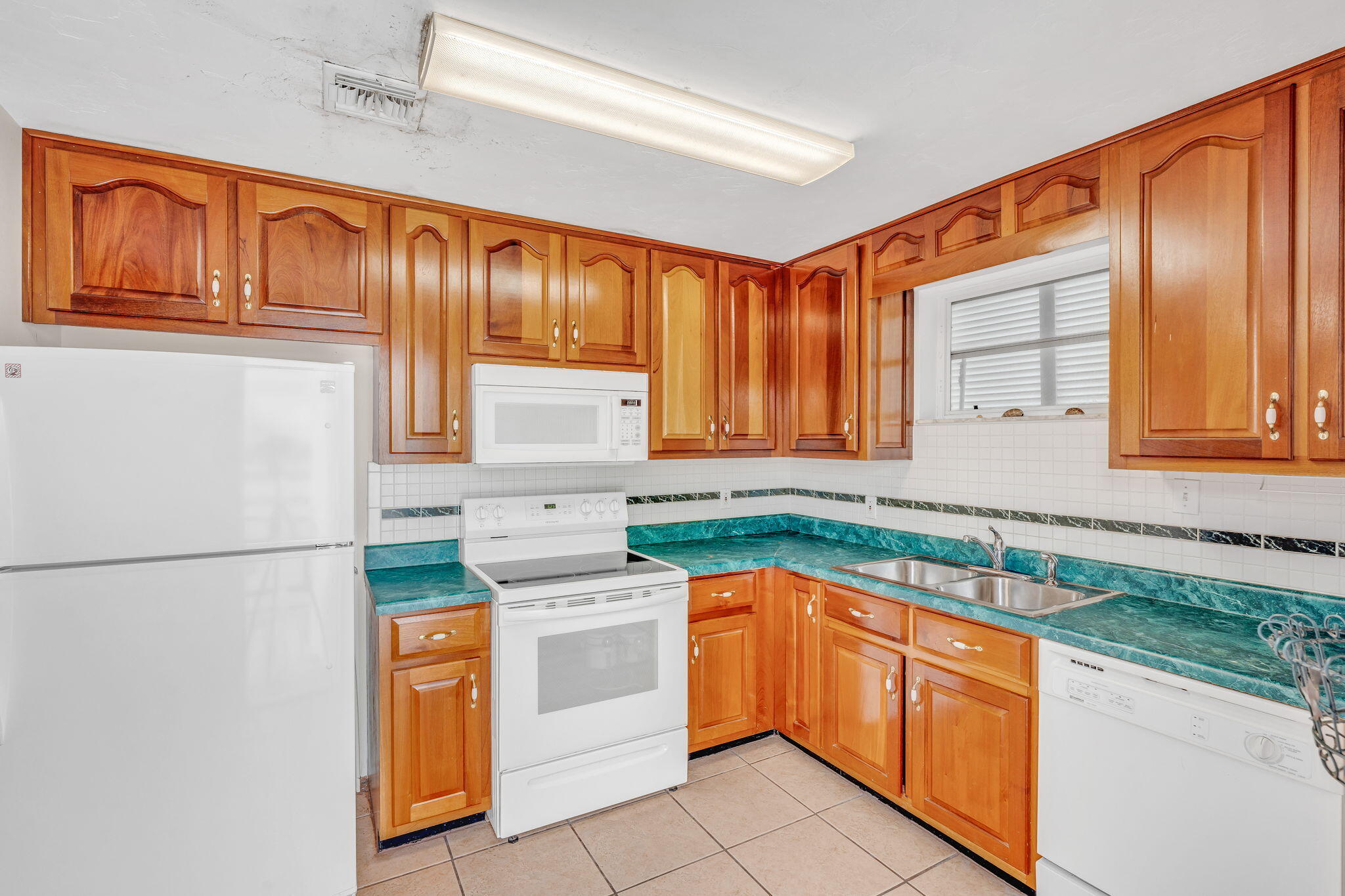 195 W Shore Drive Property Photo 9