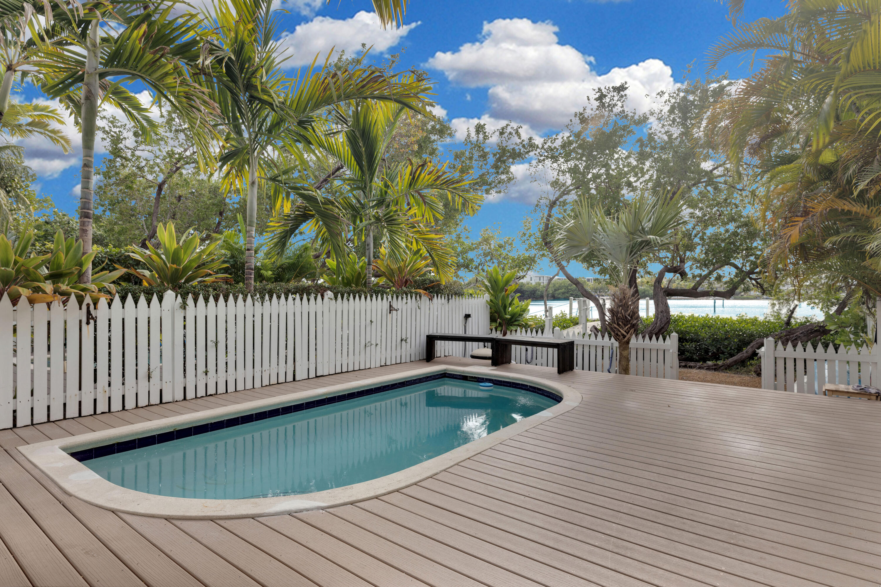 2613 Gulfview Drive Property Photo 4