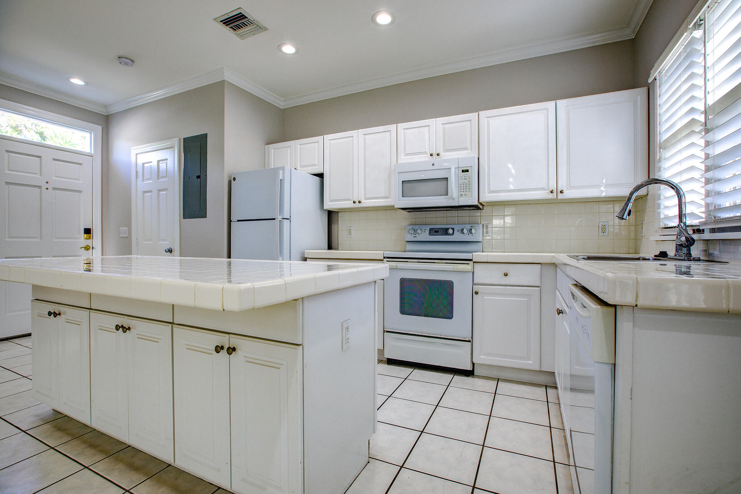 202 Golf Club Drive Property Photo 4
