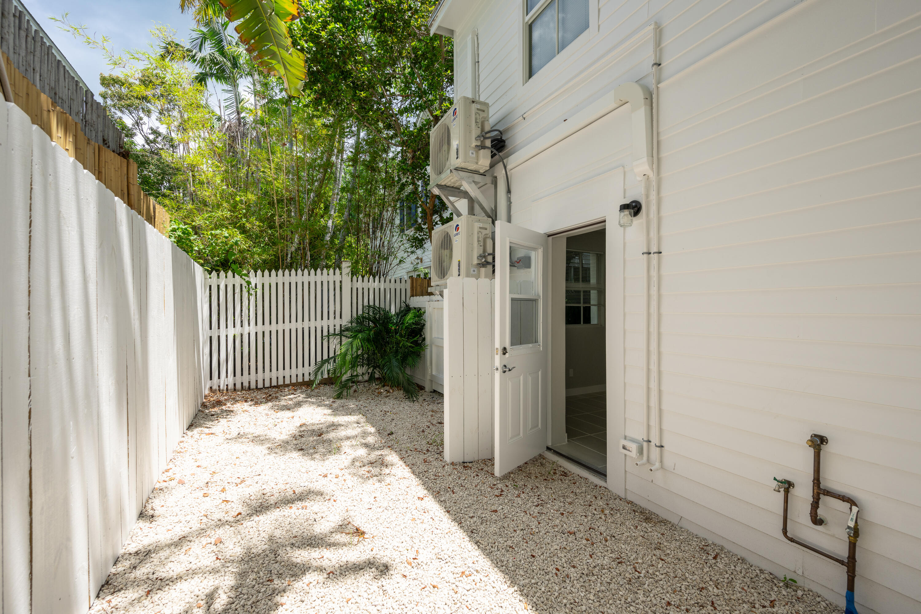 818 Elizabeth Street Property Photo 16