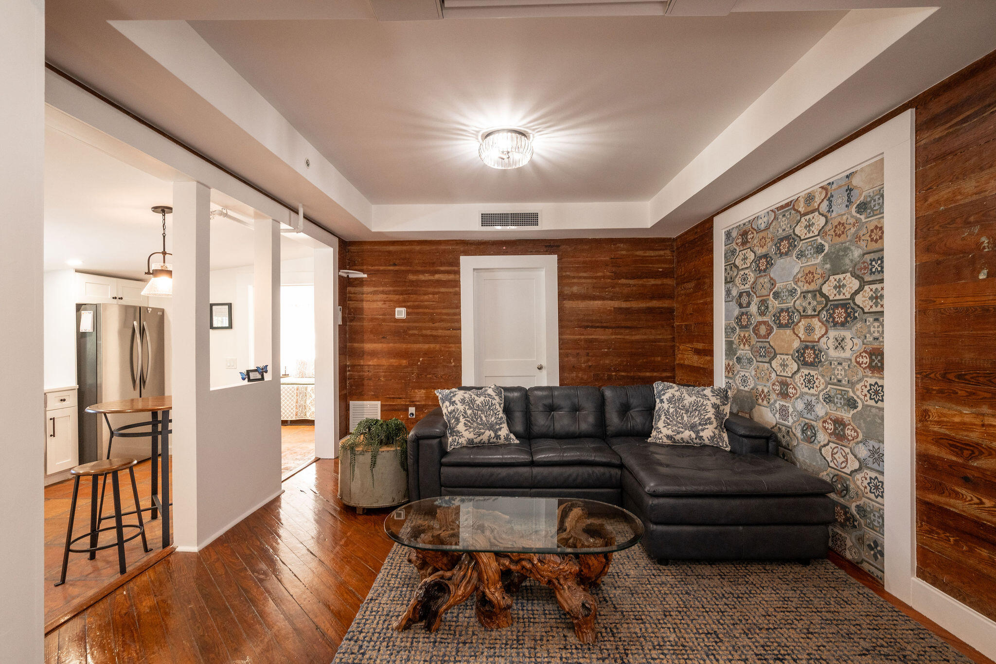 927 Thomas Street #4 Property Photo 3