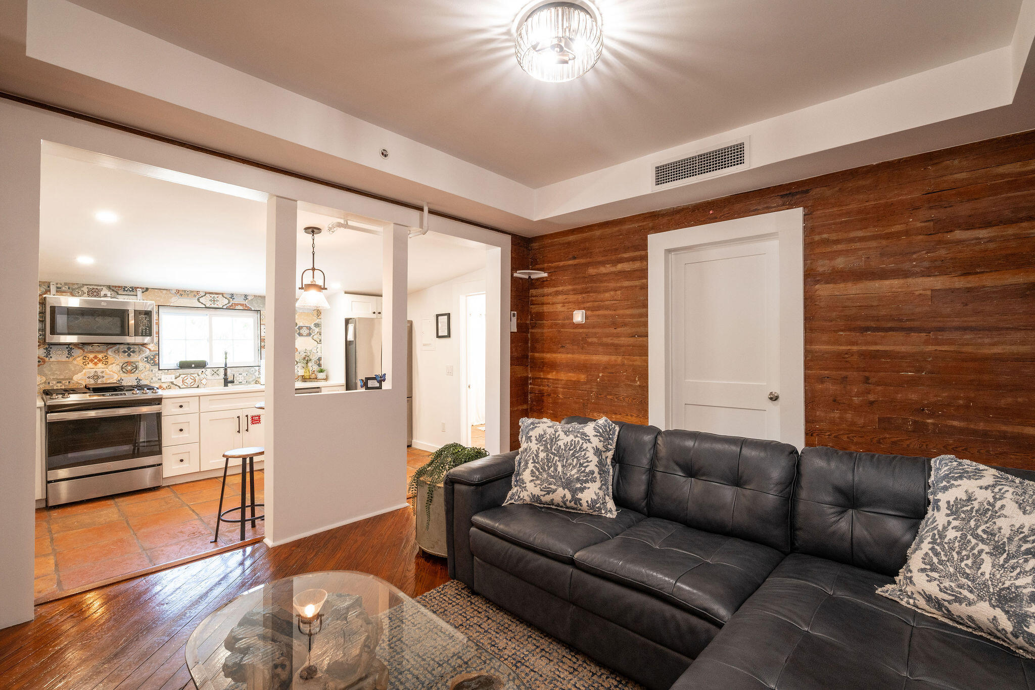 927 Thomas Street #4 Property Photo 4