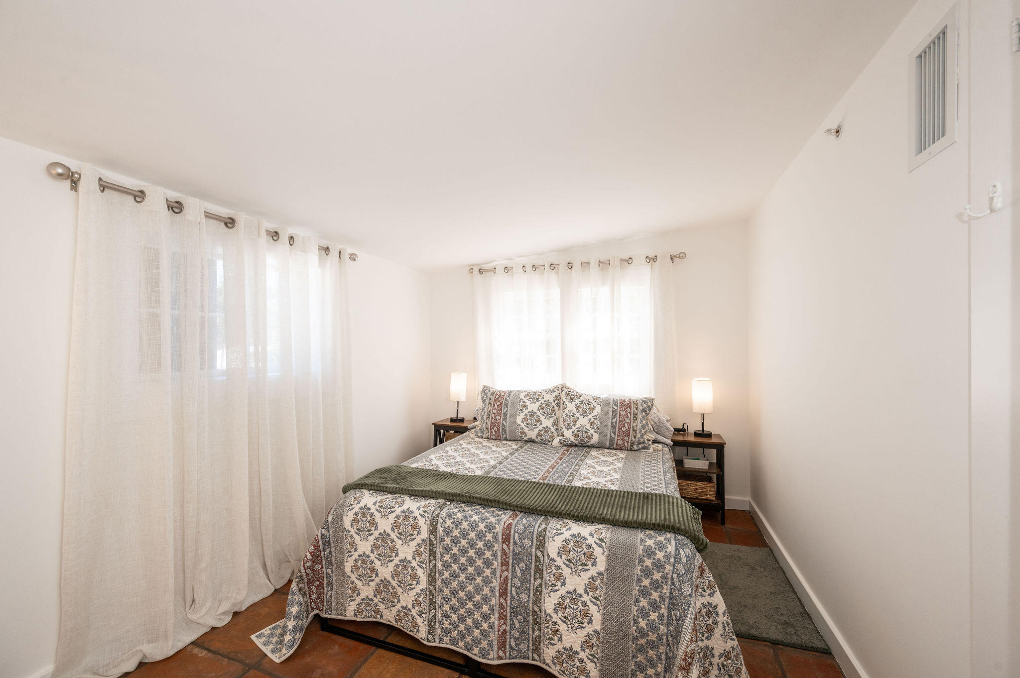 927 Thomas Street #4 Property Photo 13