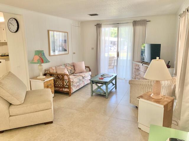 914 S Emerald Drive Property Photo 6