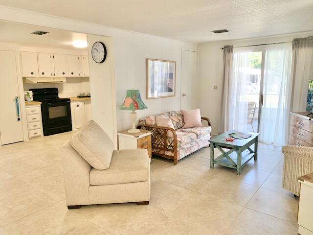 914 S Emerald Drive Property Photo 7