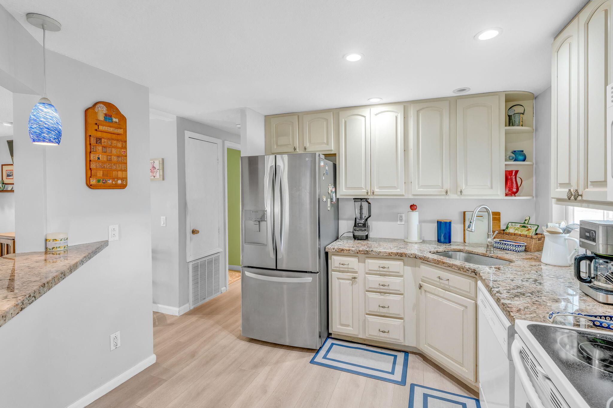 902 S Ruby Drive Property Photo 3